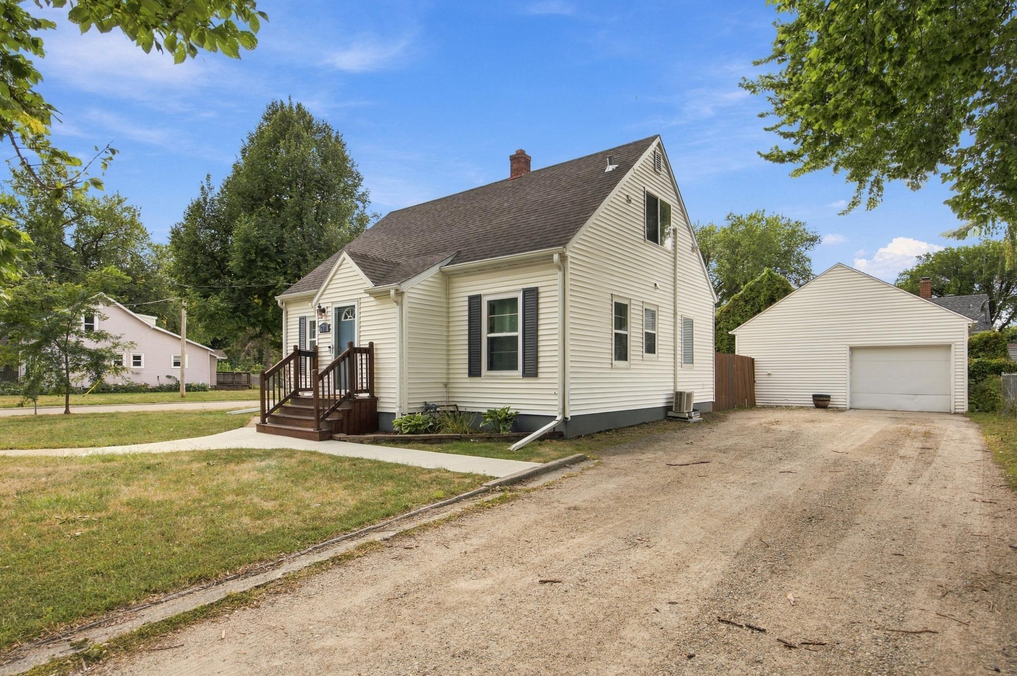 1940 single family home for sale at 601 11th Street N in Moorhead, MN — 4 bed, 3 bath (photo 3 of 32)