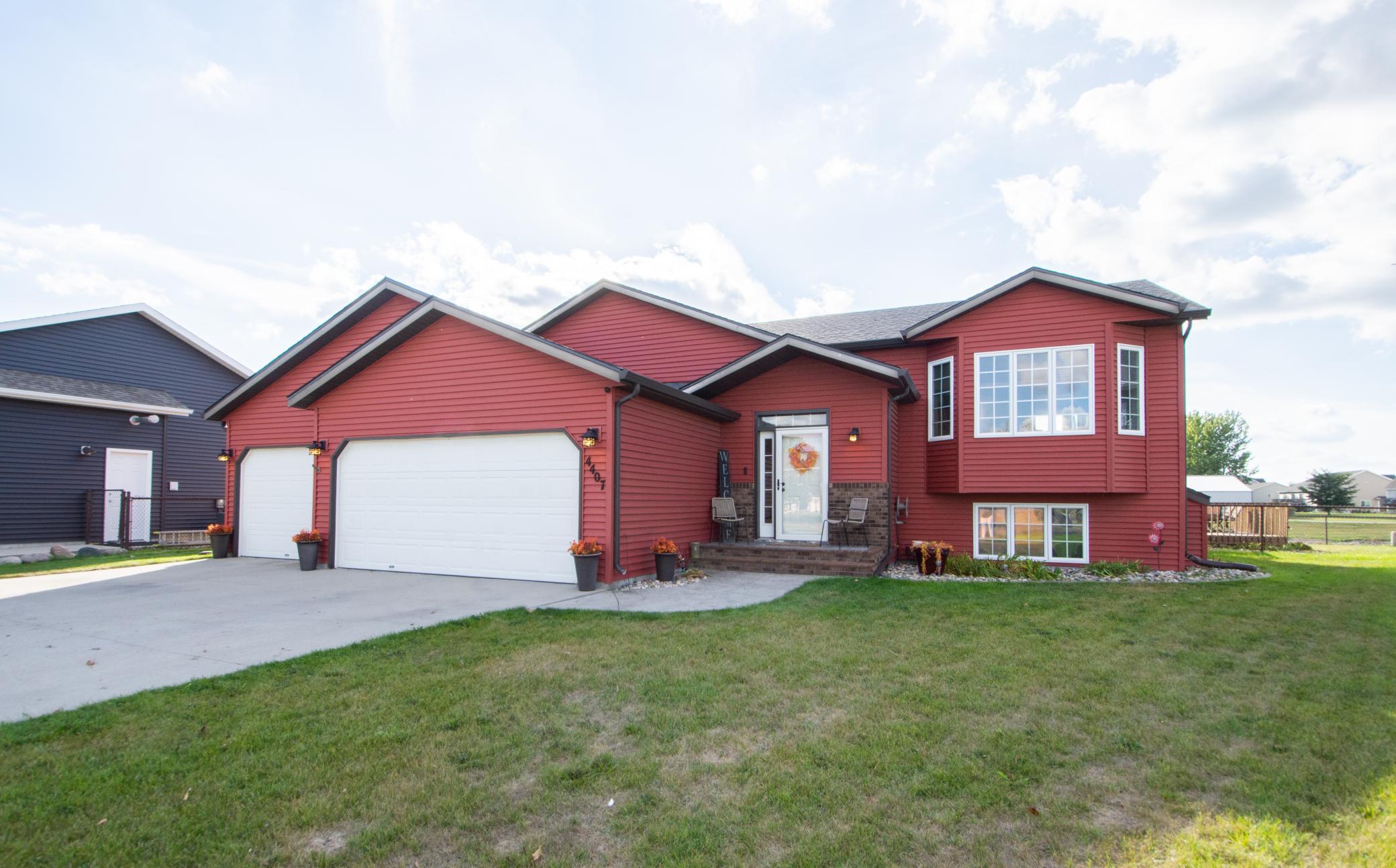 2009 single family home for sale at 4407 15th Street S in Moorhead, MN — 4 bed, 2 bath (photo 2 of 55)