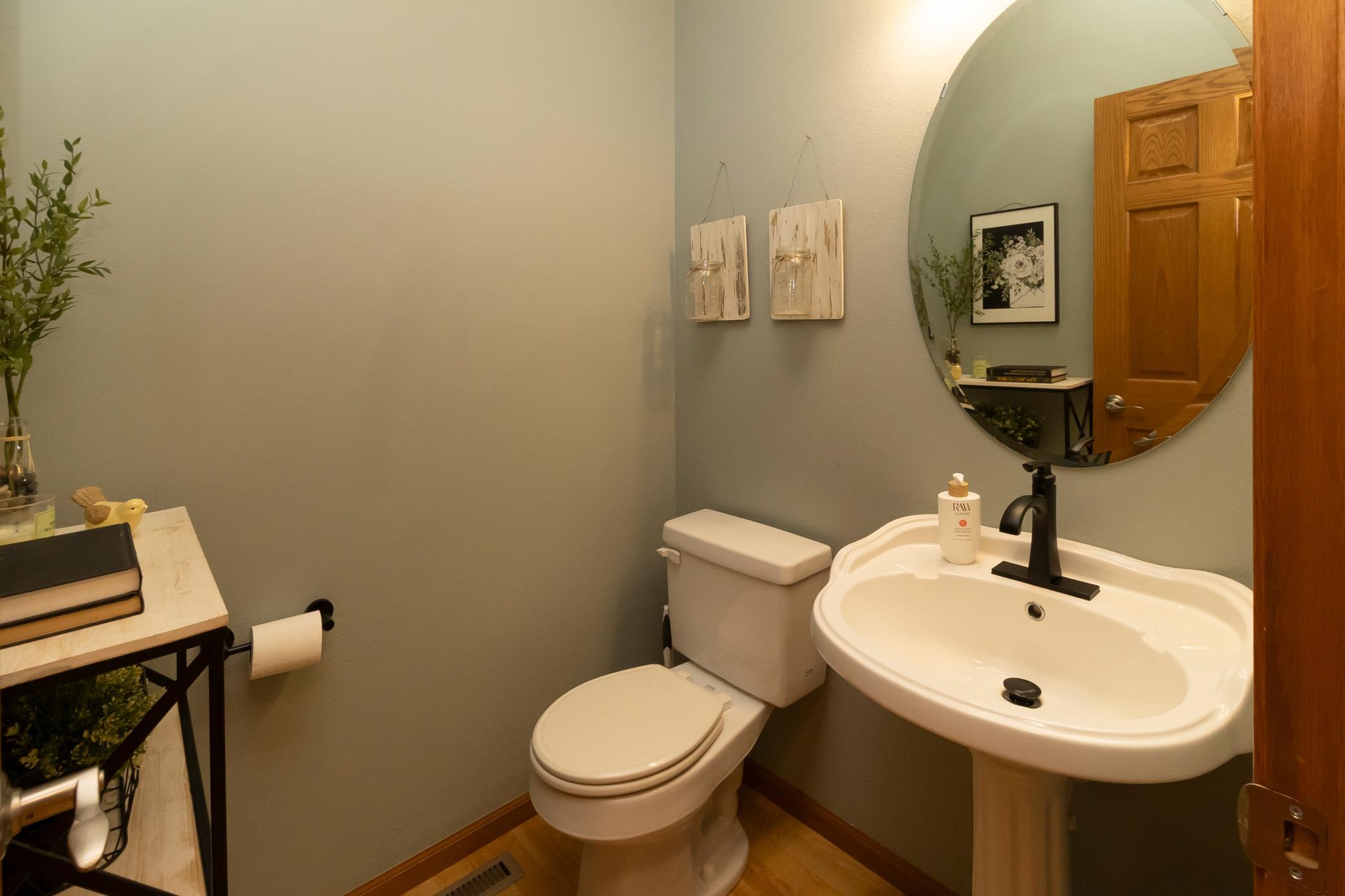 2004 single family home for sale at 316 Interstate Boulevard in Harwood, ND — 5 bed, 4 bath (photo 37 of 95)