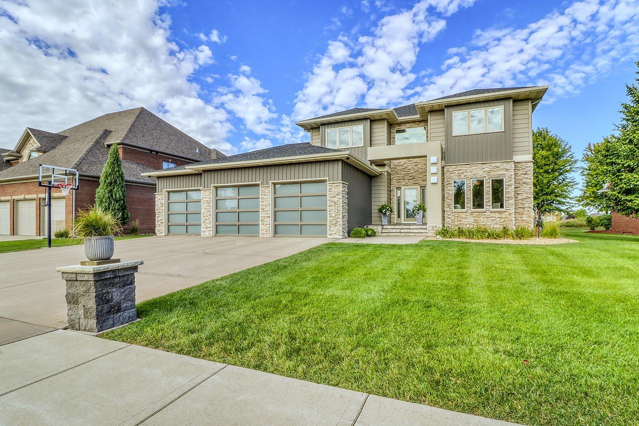 2012 single family home for sale at 4345 Beach Lane S in Fargo, ND — 5 bed, 4 bath (photo 3 of 102)