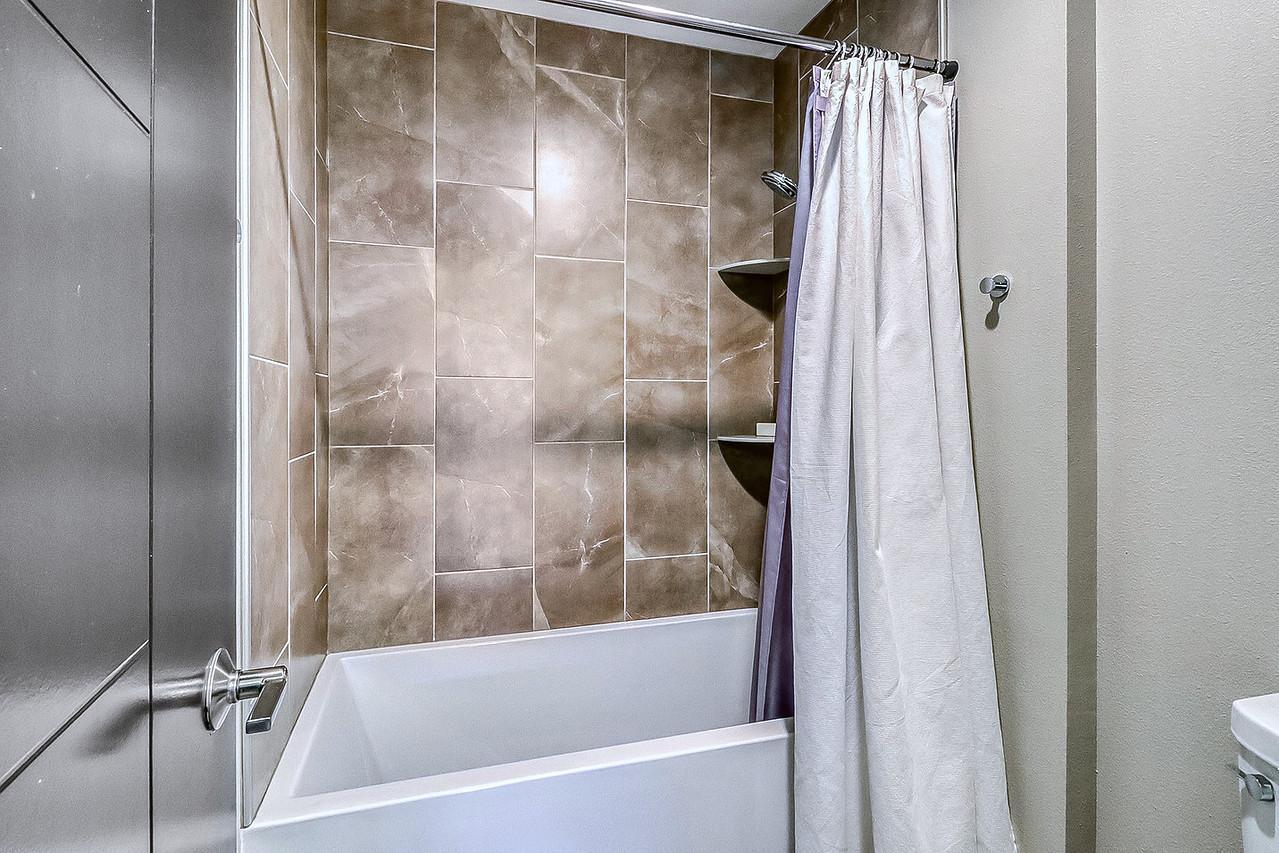 2012 single family home for sale at 4345 Beach Lane S in Fargo, ND — 5 bed, 4 bath (photo 53 of 102)