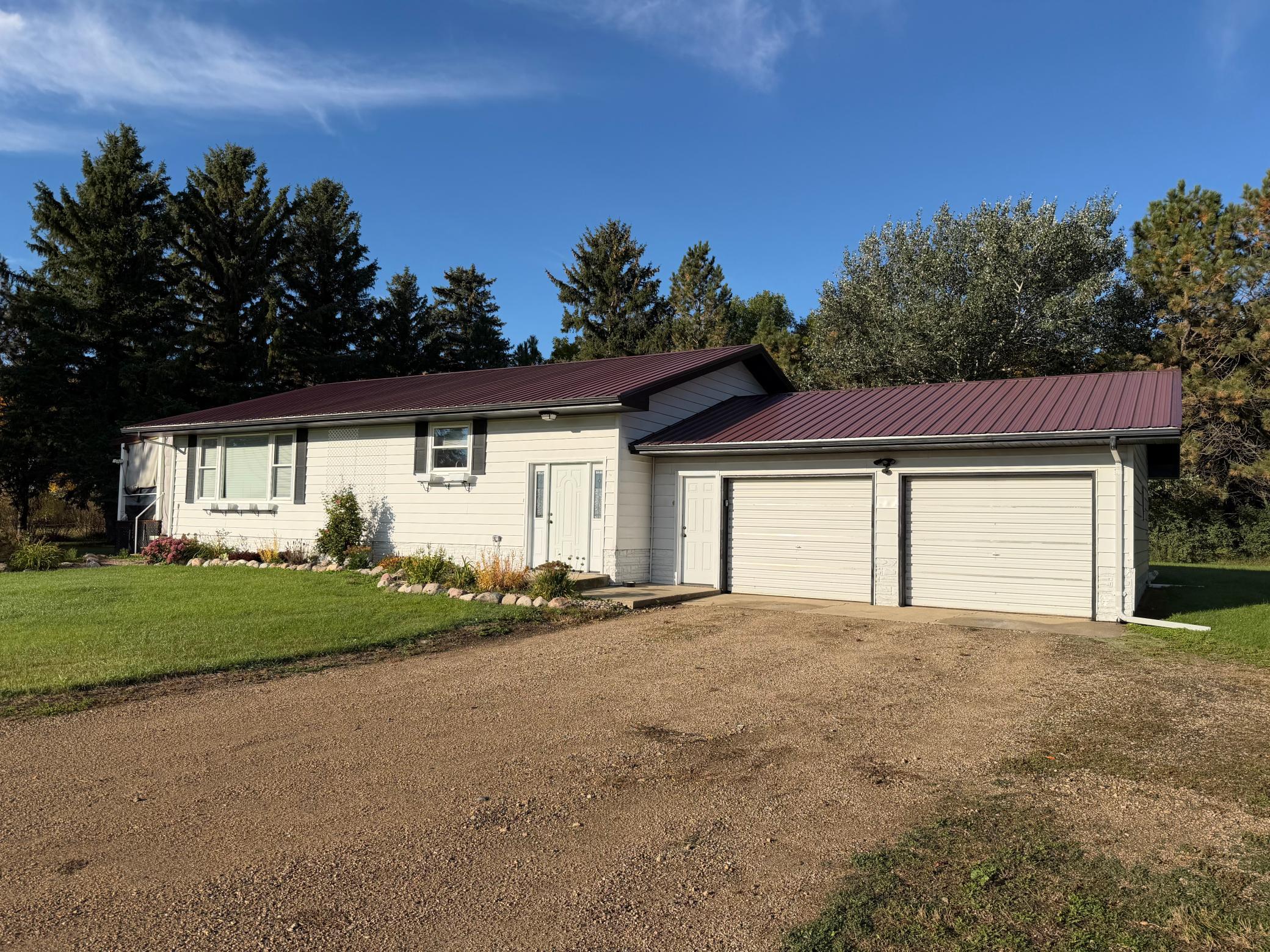 1976 single family home for sale at 39001 590th Street NW in Kenmare, ND — 5 bed, 2 bath (photo 2 of 53)