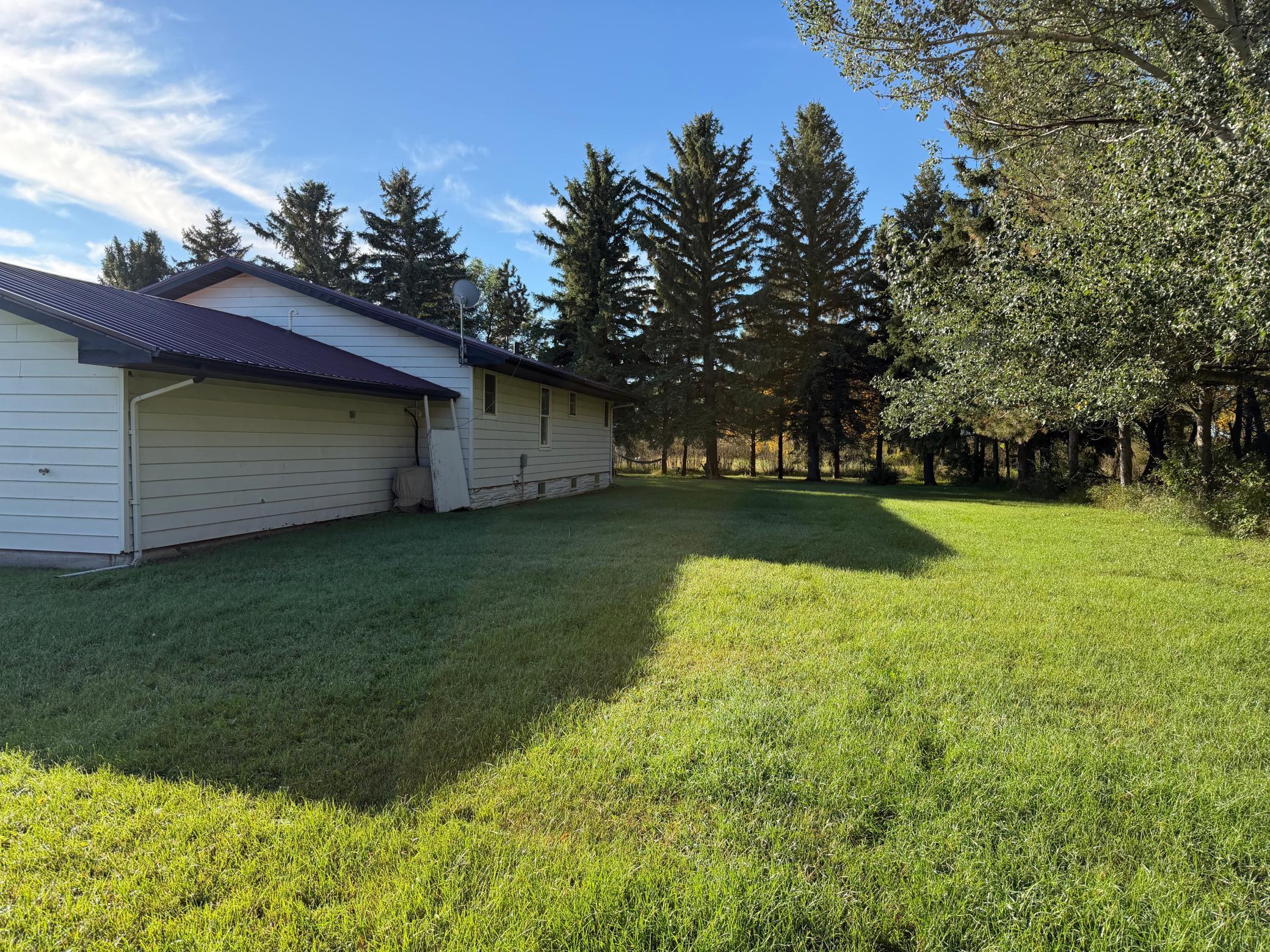 1976 single family home for sale at 39001 590th Street NW in Kenmare, ND — 5 bed, 2 bath (photo 6 of 53)