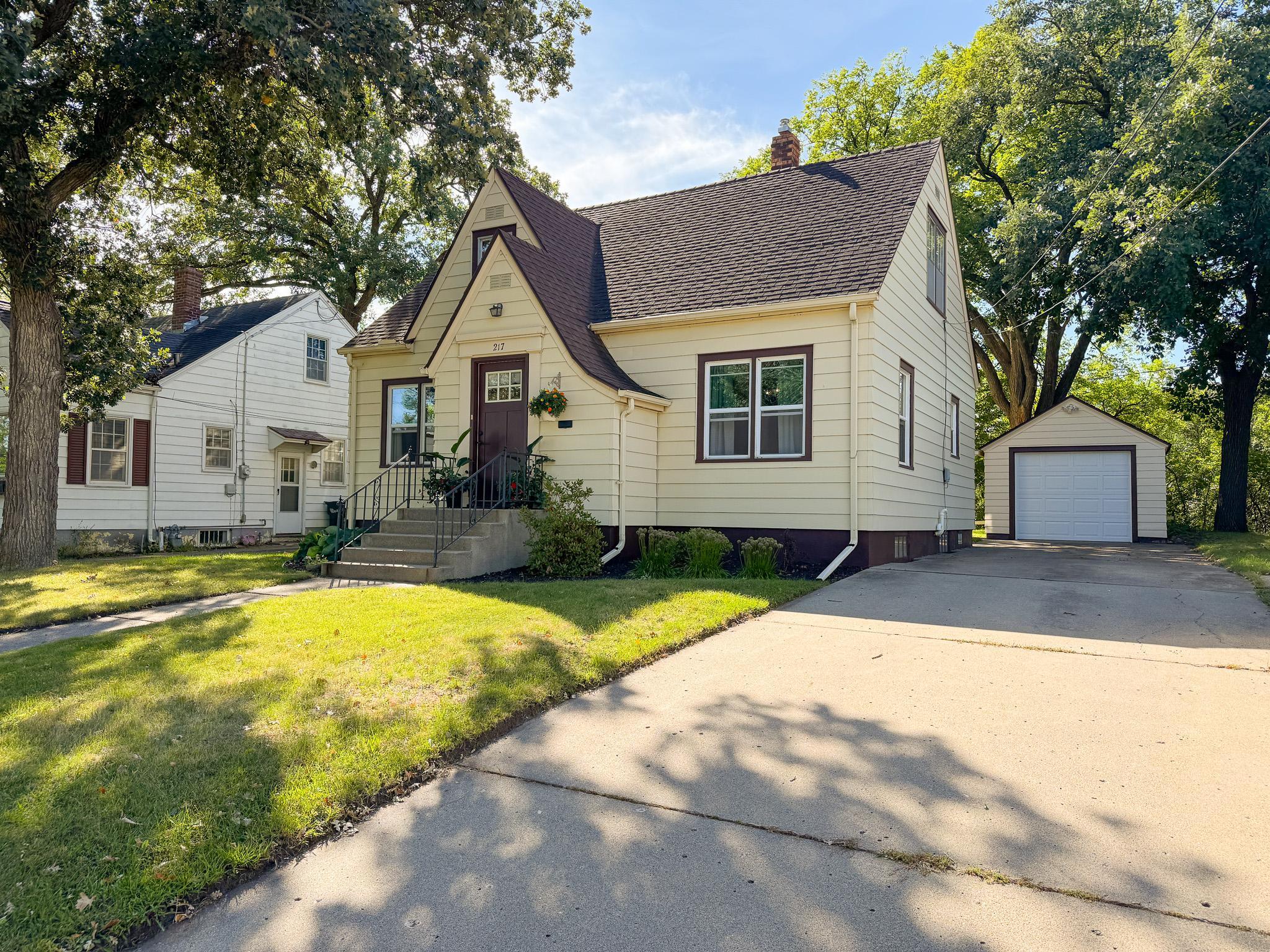 1940 single family home for sale at 217 W Church Street in Fergus Falls, MN — 3 bed, 2 bath (photo 2 of 46)