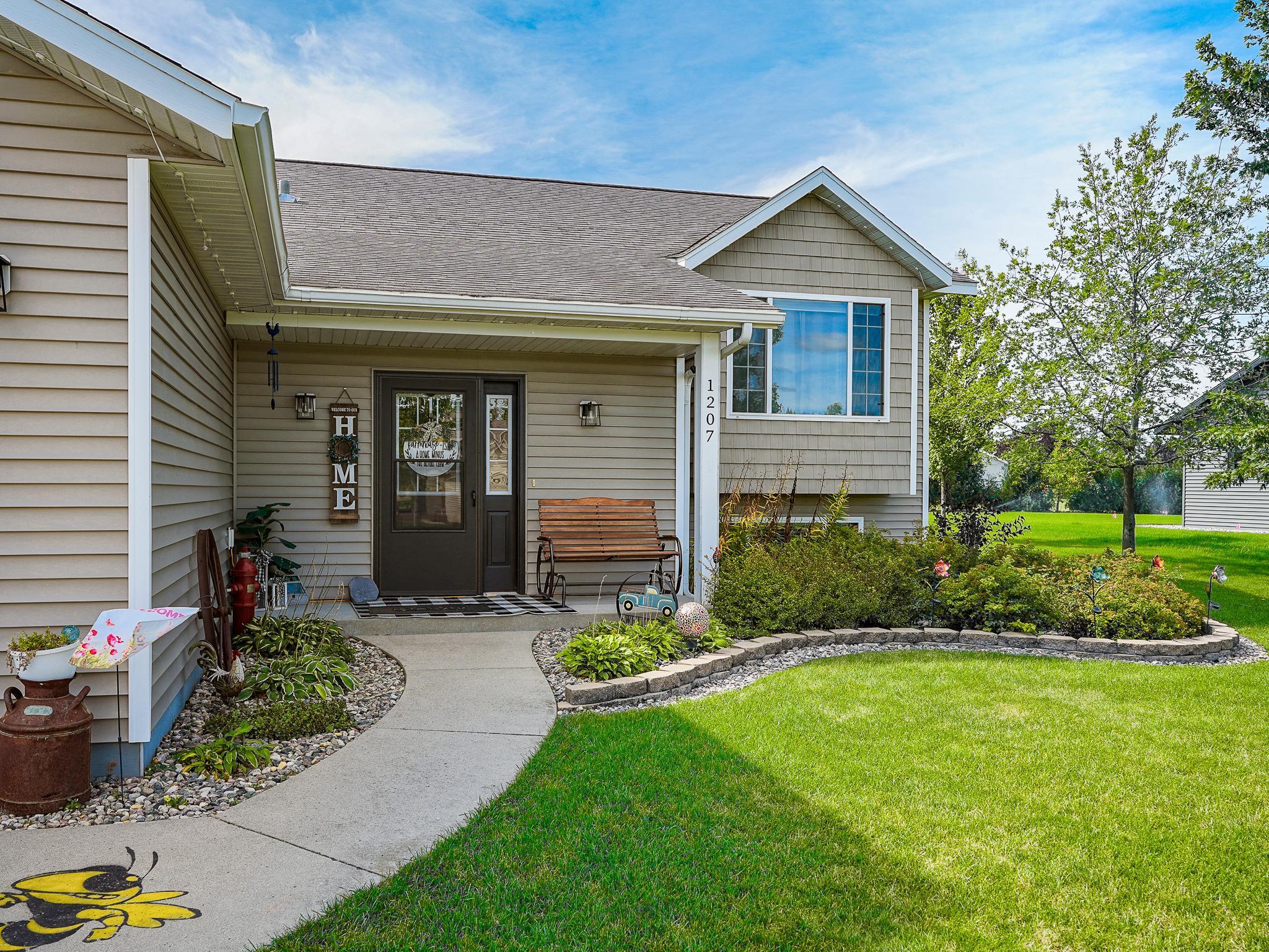 2008 single family home for sale at 1207 6th Ave NW in Perham, MN — 4 bed, 2 bath (photo 8 of 46)