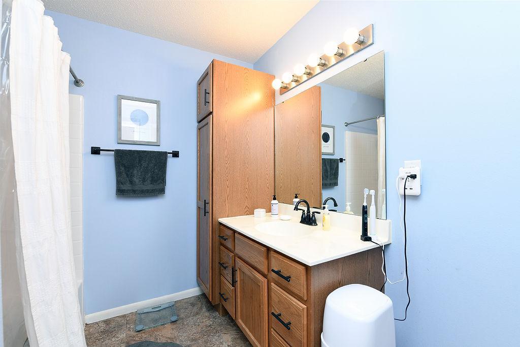 2011 single family home for sale at 5483 49th Avenue S in Fargo, ND — 3 bed, 2 bath (photo 15 of 27)