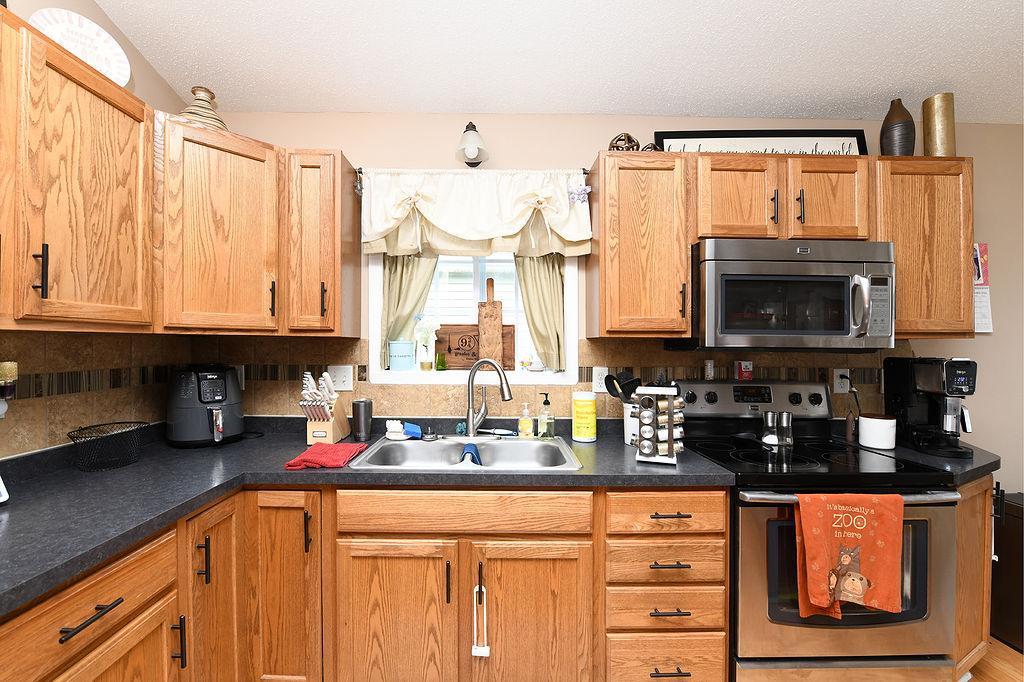 2011 single family home for sale at 5483 49th Avenue S in Fargo, ND — 3 bed, 2 bath (photo 6 of 27)