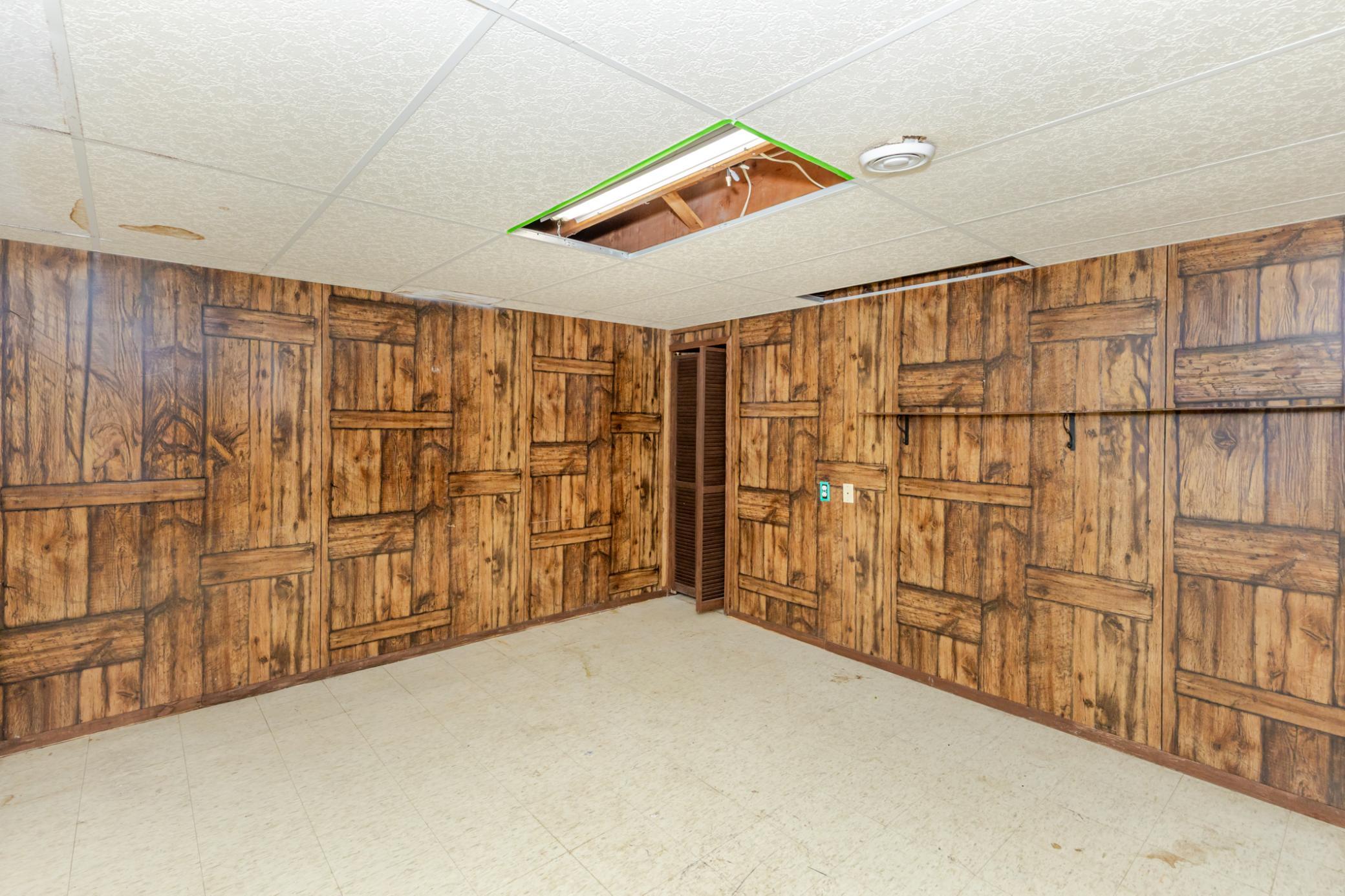 1977 condo for sale at 1915 18th Avenue S in Moorhead, MN — 2 bed, 1 bath (photo 19 of 30)