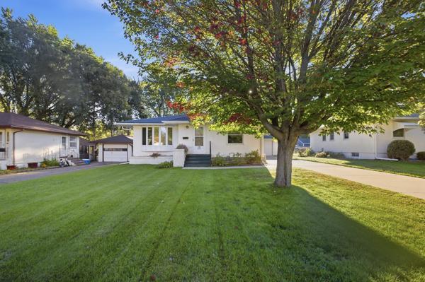 1956 single family home for sale at 1212 8th Avenue NE in Brainerd, MN — 3 bed, 2 bath (photo 2 of 38)