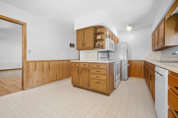 1956 single family home for sale at 1212 8th Avenue NE in Brainerd, MN — 3 bed, 2 bath (photo 17 of 38)