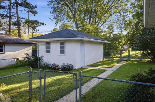 1956 single family home for sale at 1212 8th Avenue NE in Brainerd, MN — 3 bed, 2 bath (photo 5 of 38)