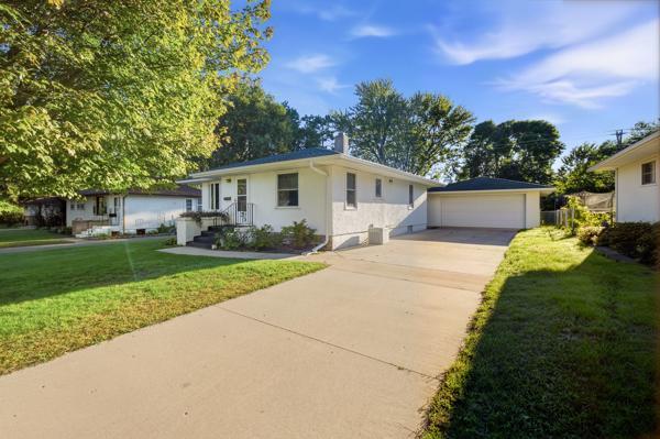 1956 single family home for sale at 1212 8th Avenue NE in Brainerd, MN — 3 bed, 2 bath (photo 6 of 38)