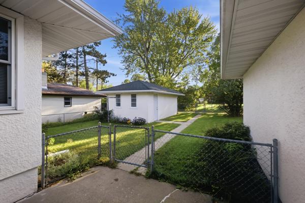 1956 single family home for sale at 1212 8th Avenue NE in Brainerd, MN — 3 bed, 2 bath (photo 7 of 38)