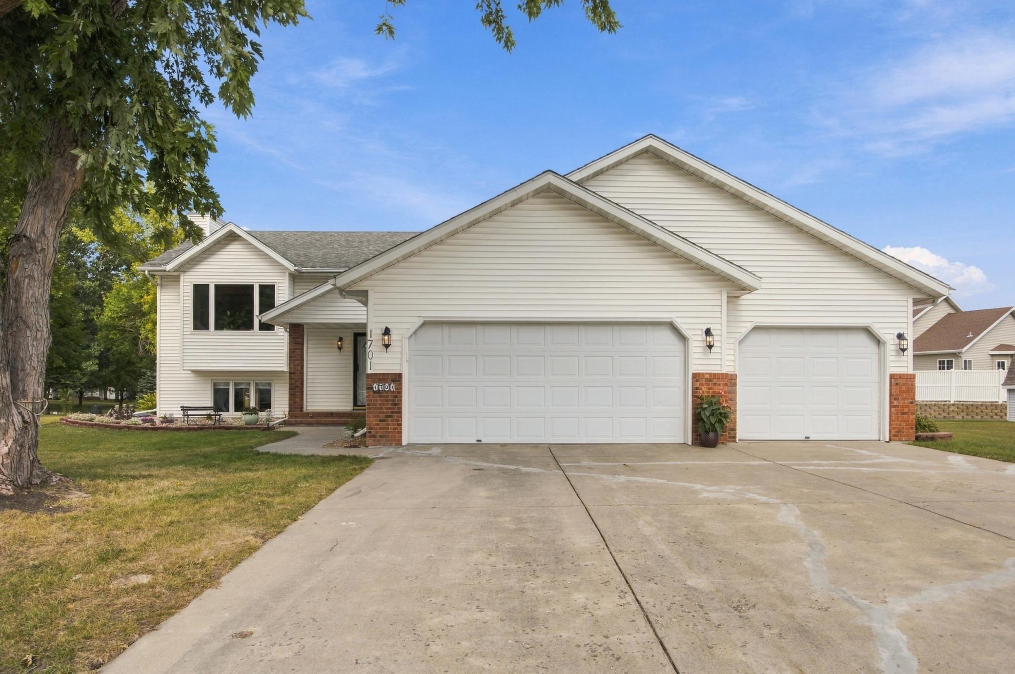 1993 single family home for sale at 1701 33 1/2 Street S in Moorhead, MN — 4 bed, 2 bath
