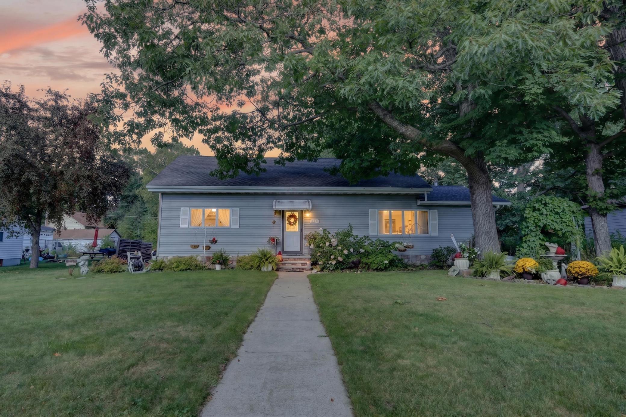 1955 single family home for sale at 316 Congdon Street in Coleraine, MN — 4 bed, 3 bath (photo 2 of 59)