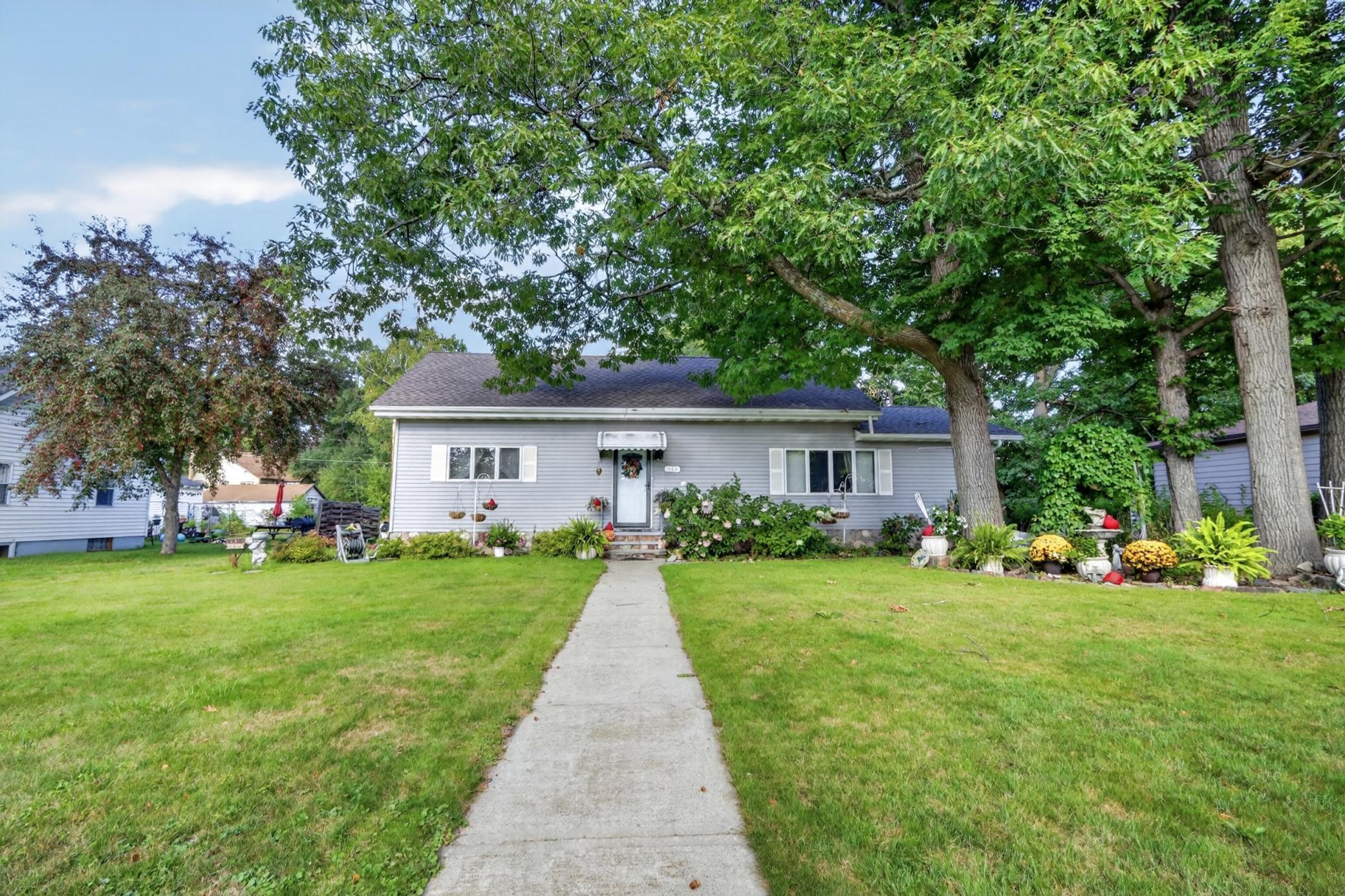 1955 single family home for sale at 316 Congdon Street in Coleraine, MN — 4 bed, 3 bath (photo 3 of 59)