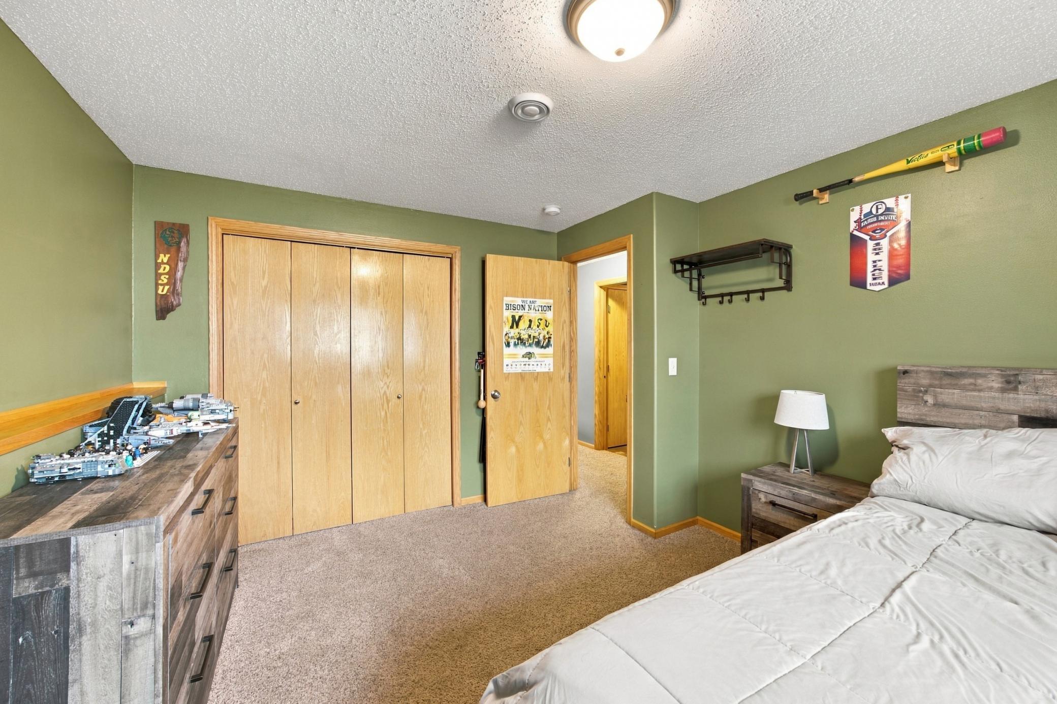 2006 single family home for sale at 4422 10th Street W in West Fargo, ND — 4 bed, 2 bath (photo 19 of 26)