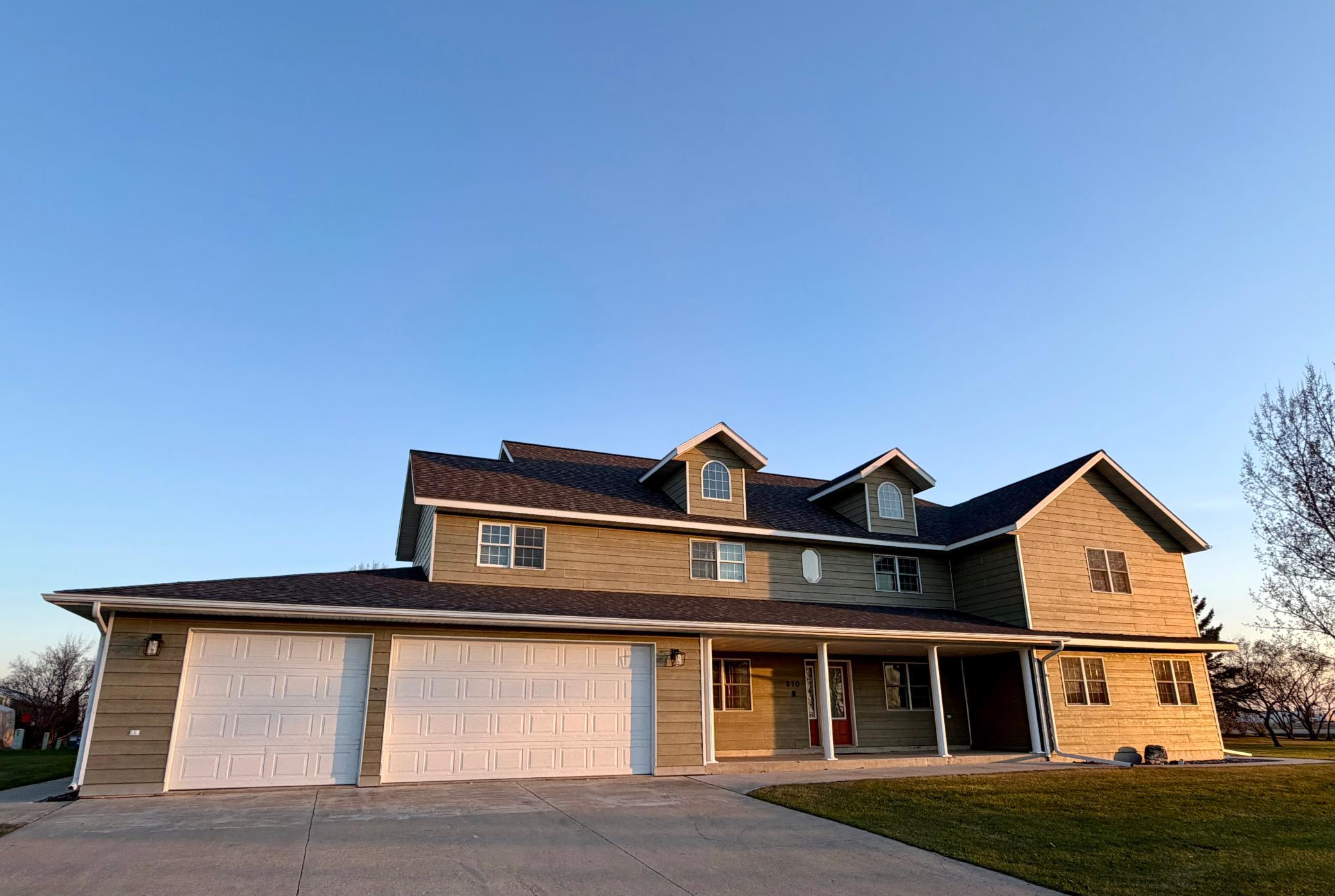 2001 single family home for sale at 310 7th Street SW in Roseau, MN — 5 bed, 5 bath