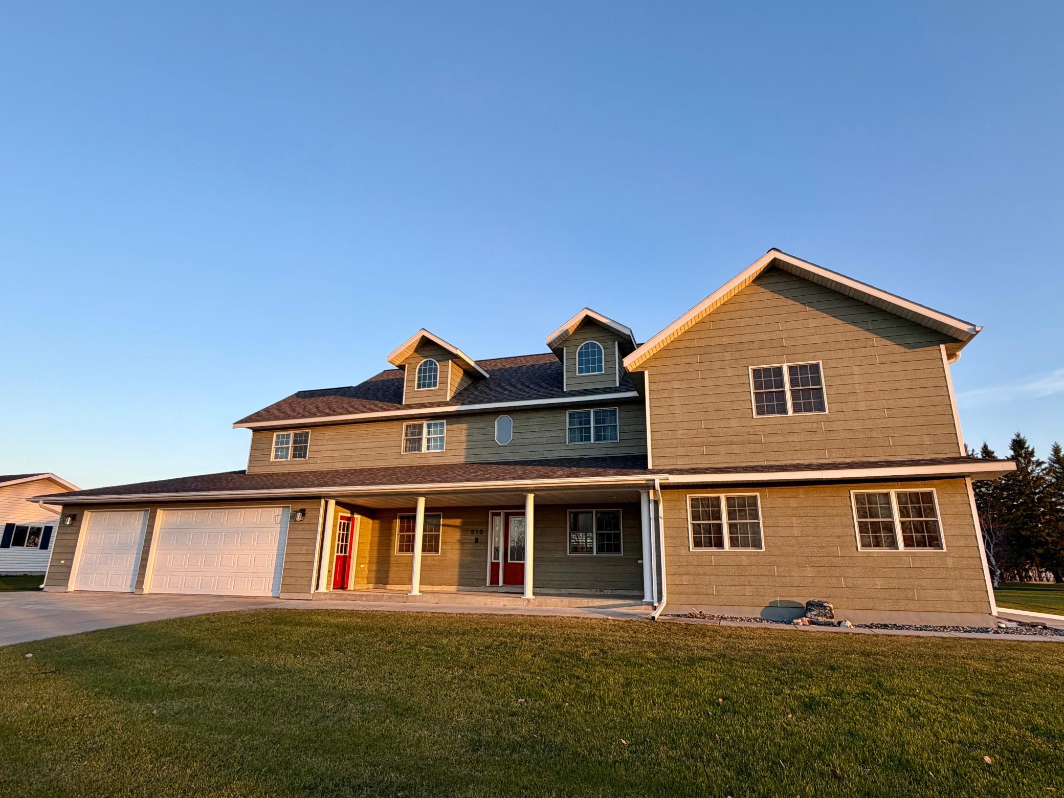 2001 single family home for sale at 310 7th Street SW in Roseau, MN — 5 bed, 5 bath (photo 2 of 41)
