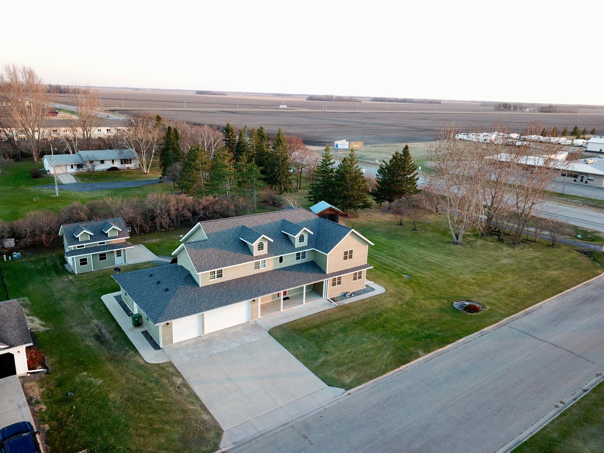 2001 single family home for sale at 310 7th Street SW in Roseau, MN — 5 bed, 5 bath (photo 4 of 41)