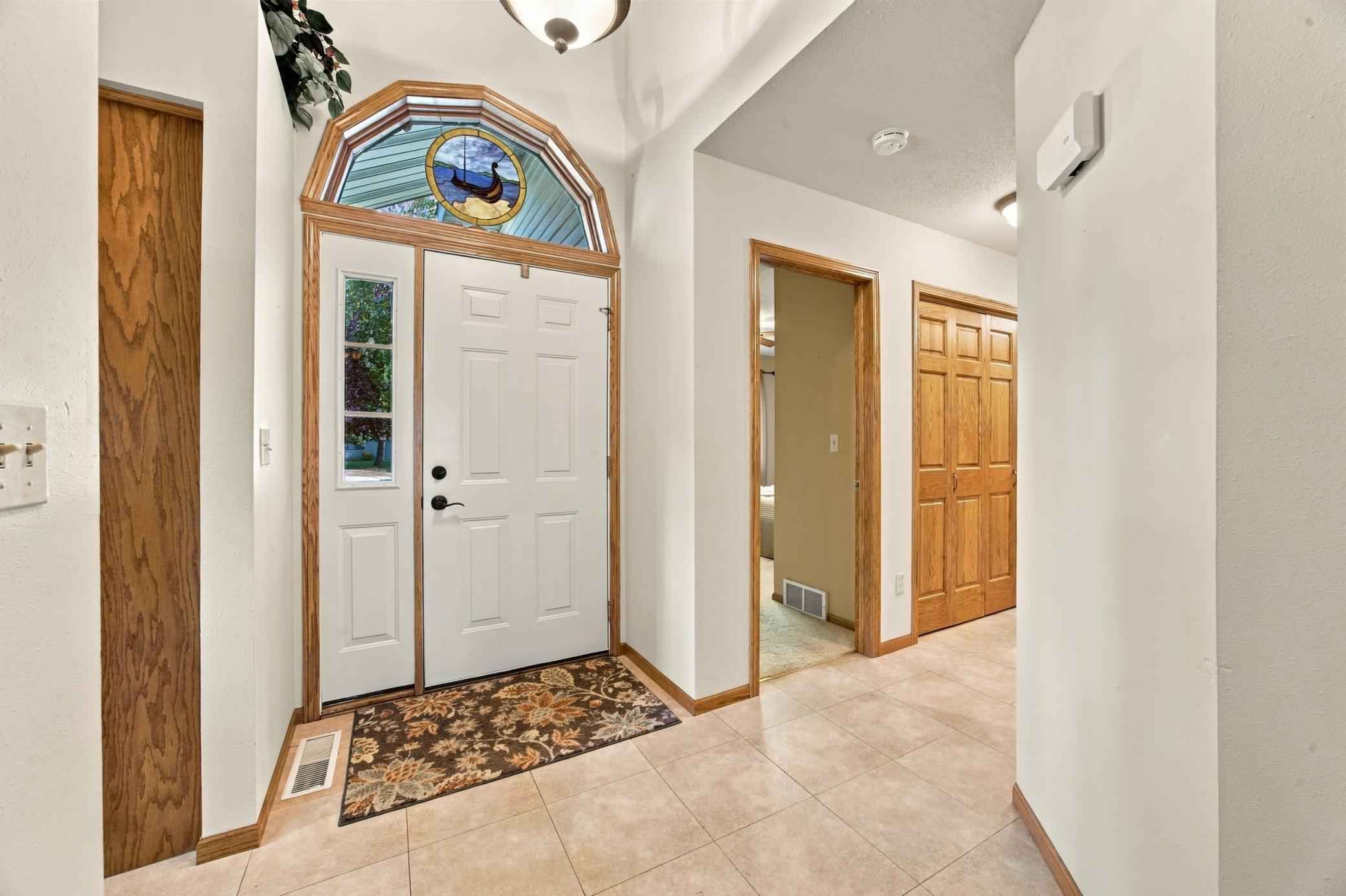 1994 twin home for sale at 2206 Brookwood Court in Fergus Falls, MN — 2 bed, 2 bath (photo 11 of 36)
