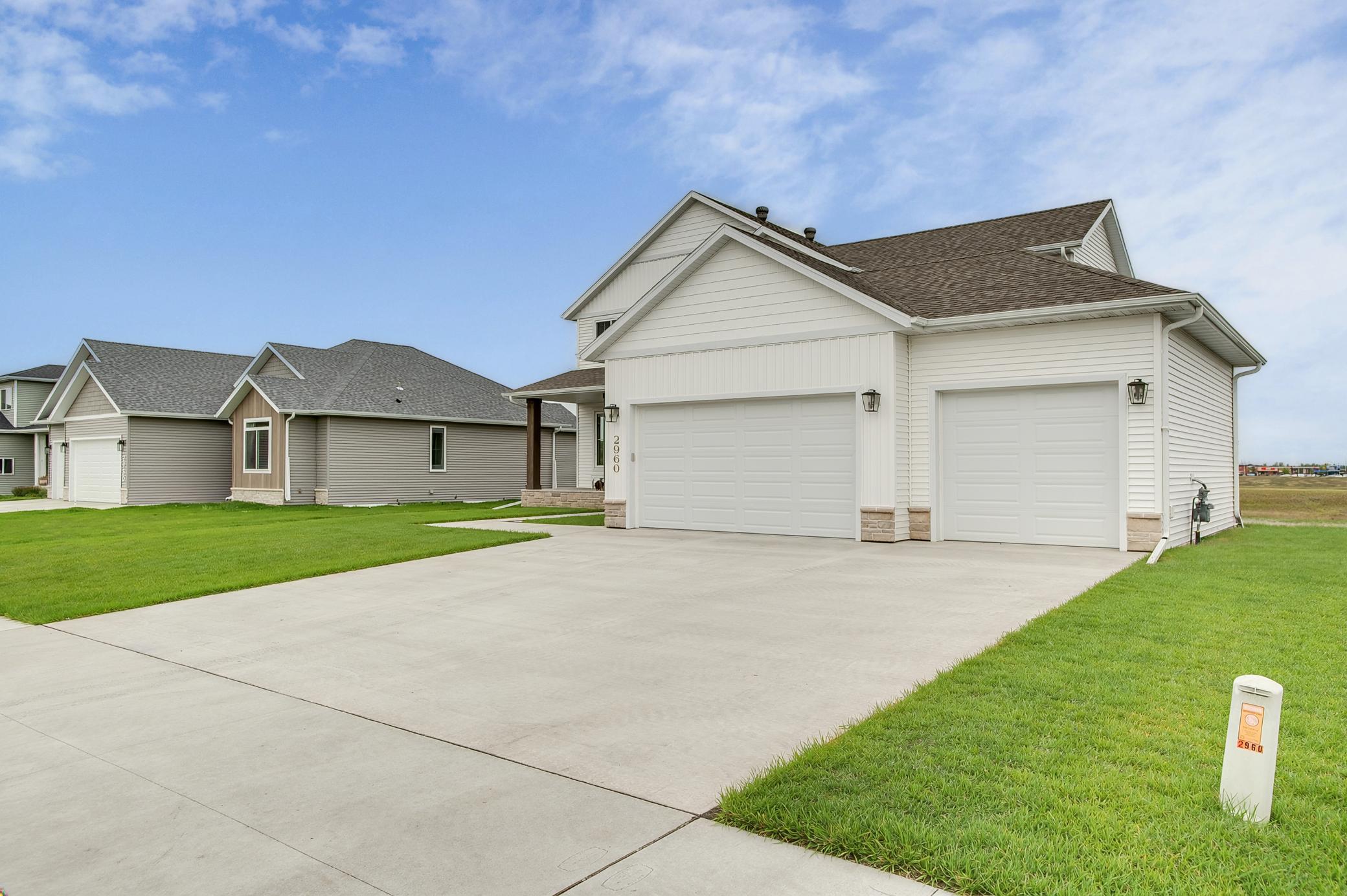 2025 single family home for sale at 2960 Prairie Farms Circle S in Fargo, ND — 6 bed, 4 bath (photo 4 of 96)