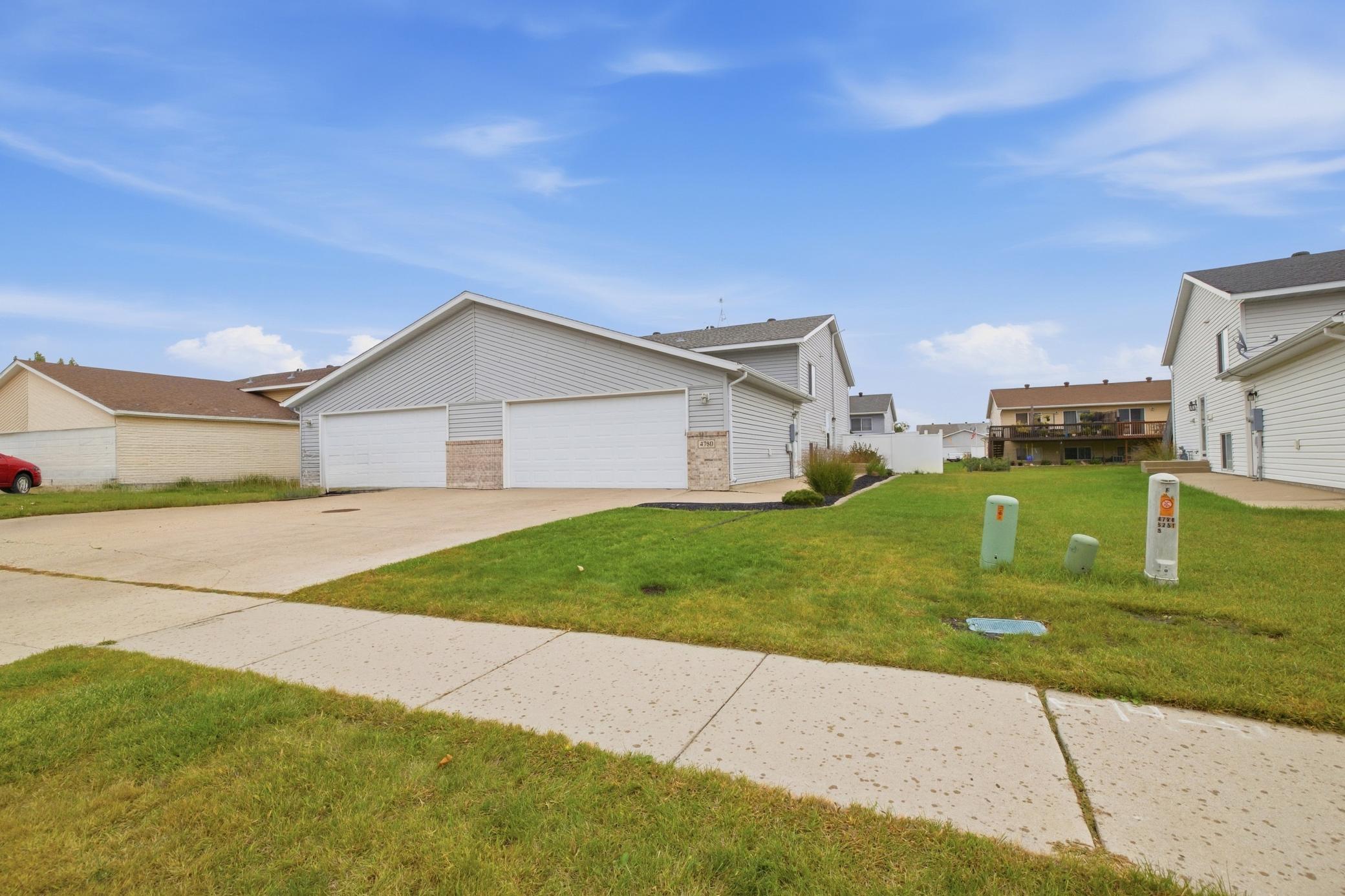2006 twin home for sale at 4780 52nd Street S in Fargo, ND — 3 bed, 2 bath (photo 2 of 37)
