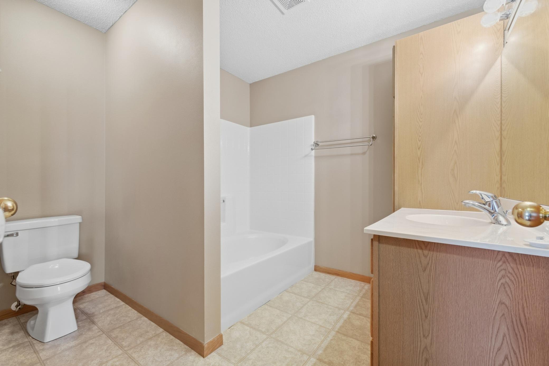 2006 twin home for sale at 4780 52nd Street S in Fargo, ND — 3 bed, 2 bath (photo 18 of 37)