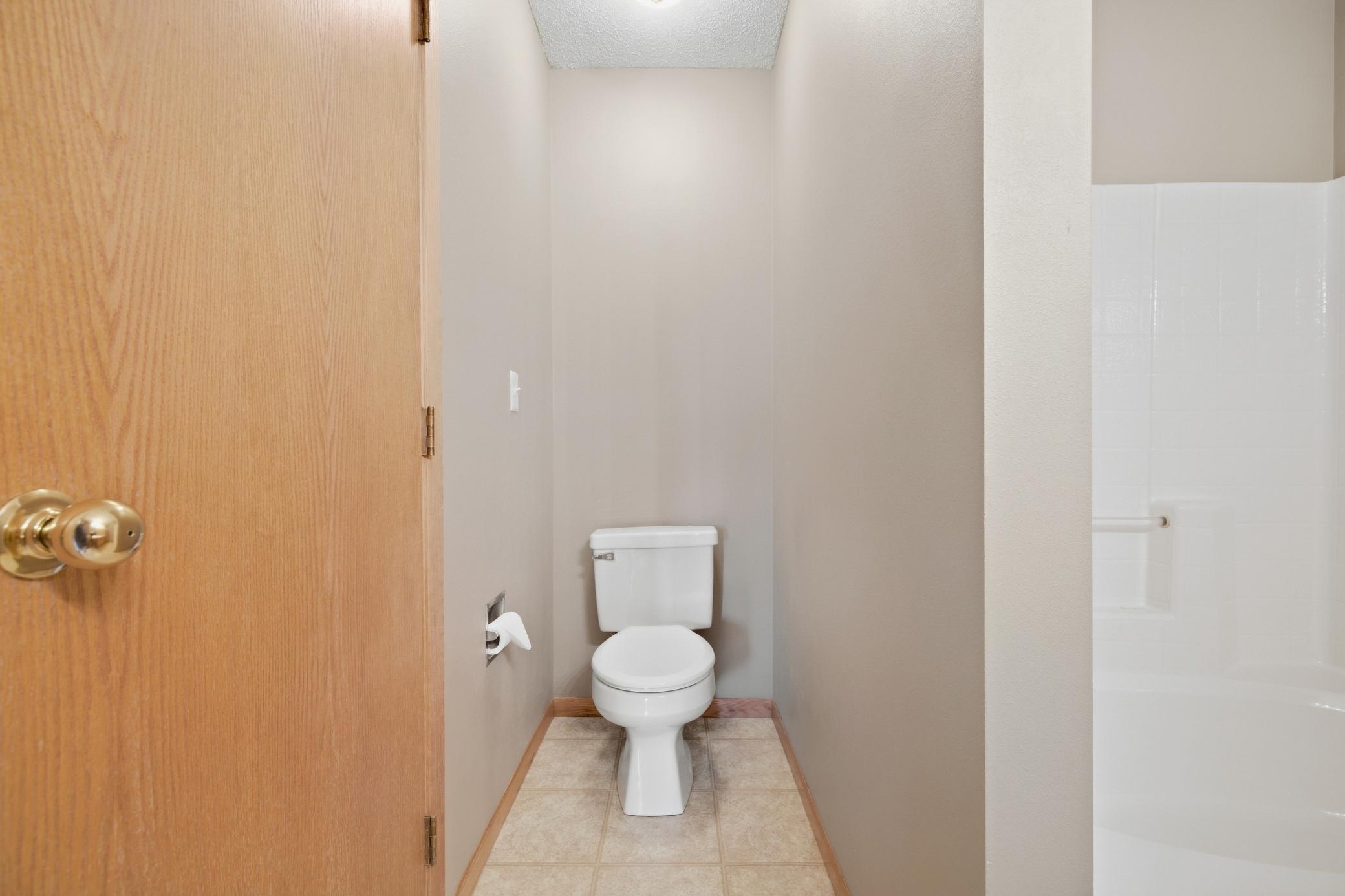 2006 twin home for sale at 4780 52nd Street S in Fargo, ND — 3 bed, 2 bath (photo 19 of 37)