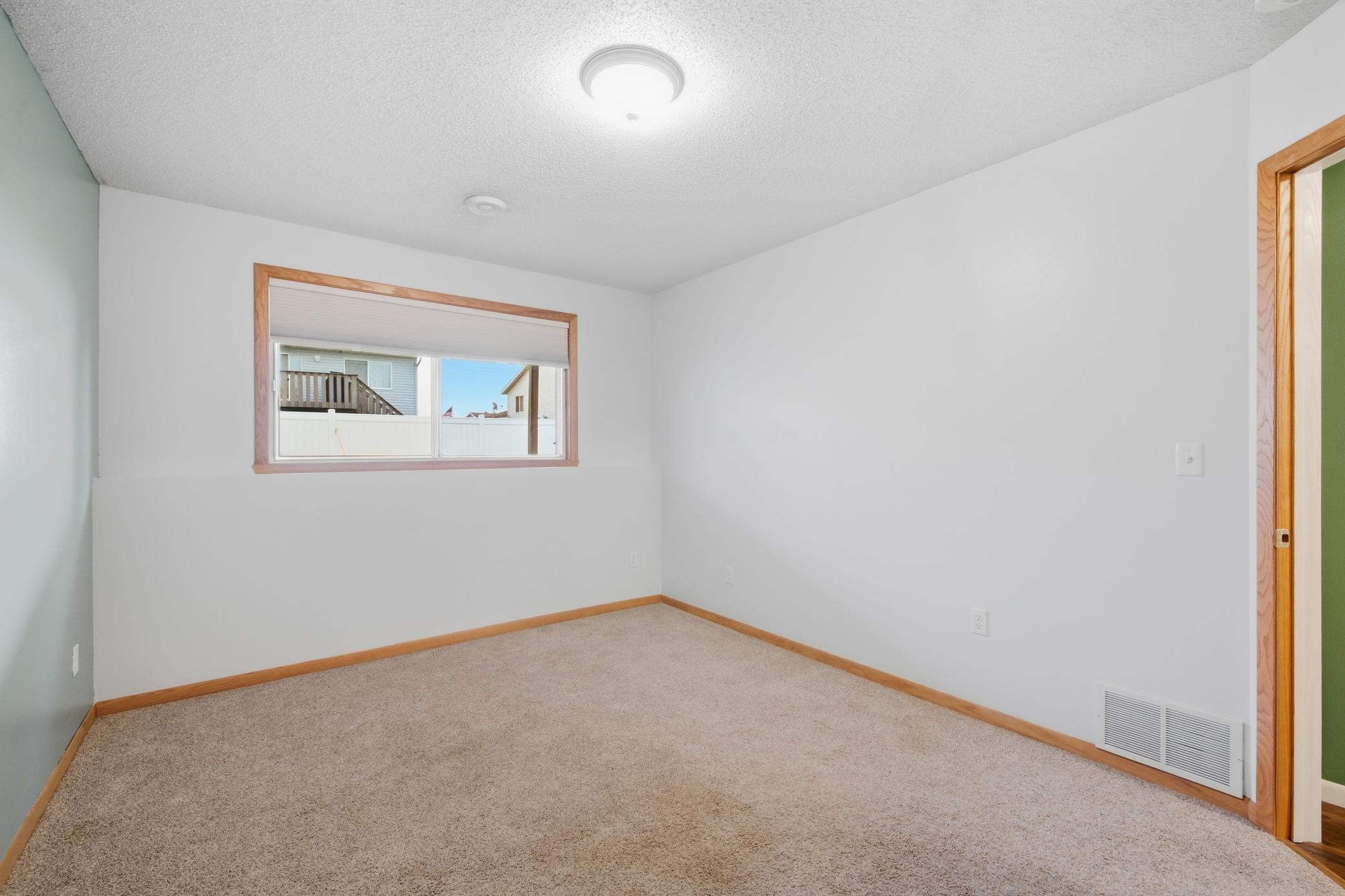 2006 twin home for sale at 4780 52nd Street S in Fargo, ND — 3 bed, 2 bath (photo 27 of 37)
