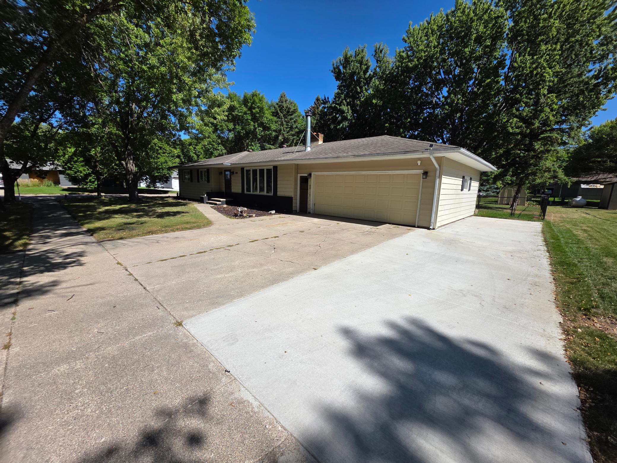 1971 single family home for sale at 302 10th Street SE in Barnesville, MN — 3 bed, 2 bath (photo 2 of 35)