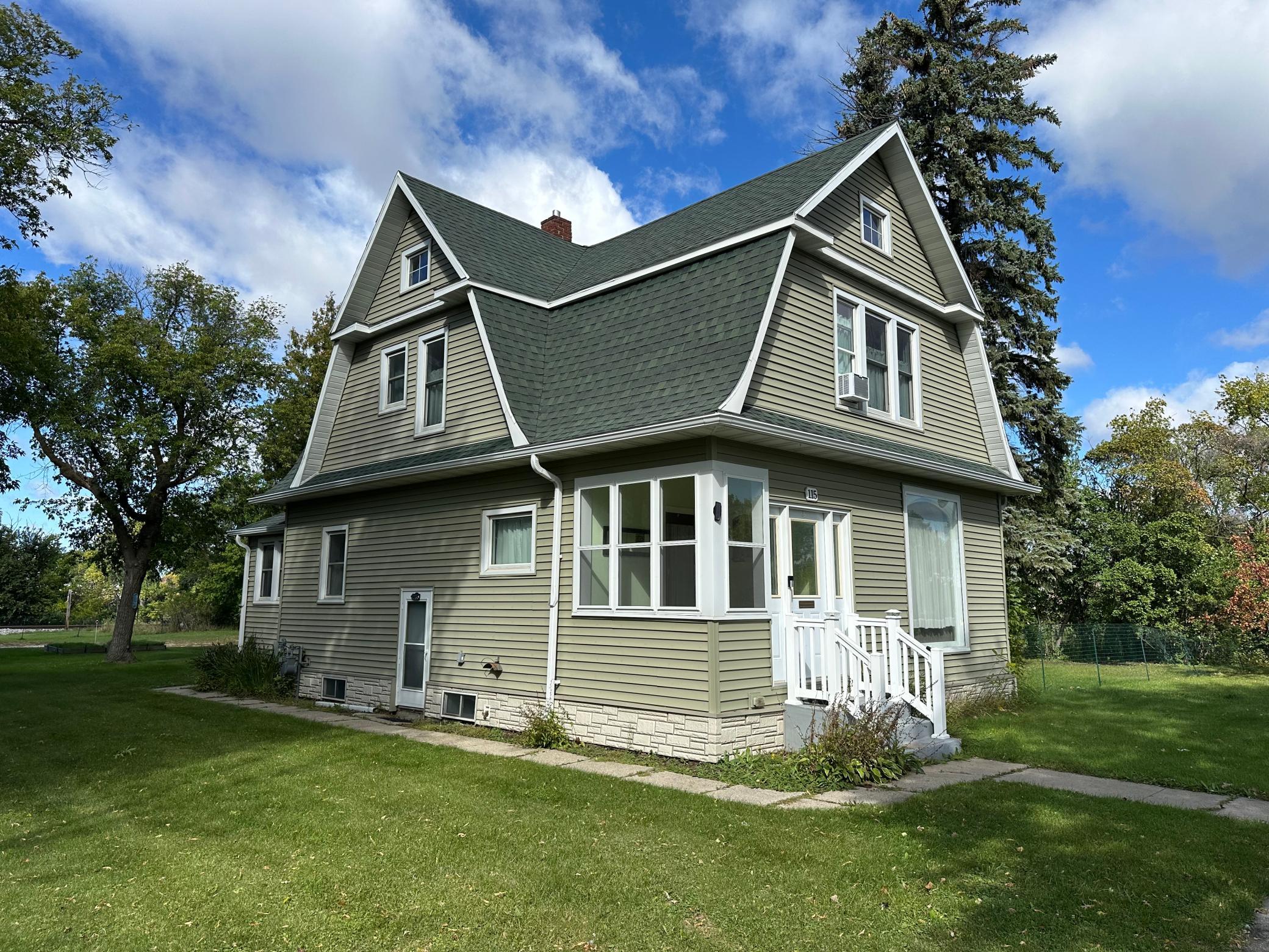 1900 single family home for sale at 115 Conley Avenue N in Thief River Falls, MN — 3 bed, 2 bath (photo 3 of 19)