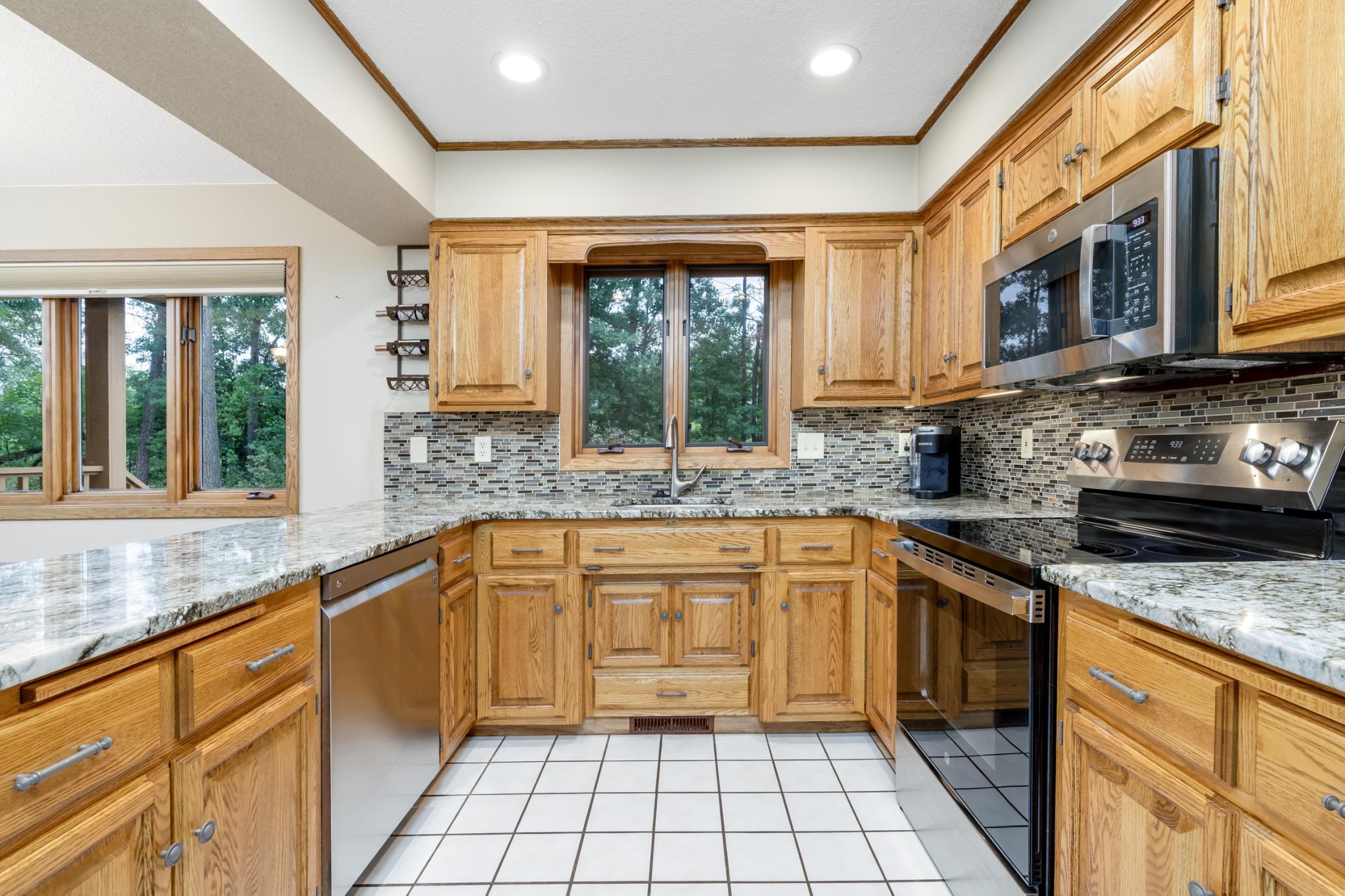 1990 single family home for sale at 6065 Highland Scenic Road in Baxter, MN — 4 bed, 3 bath (photo 3 of 35)
