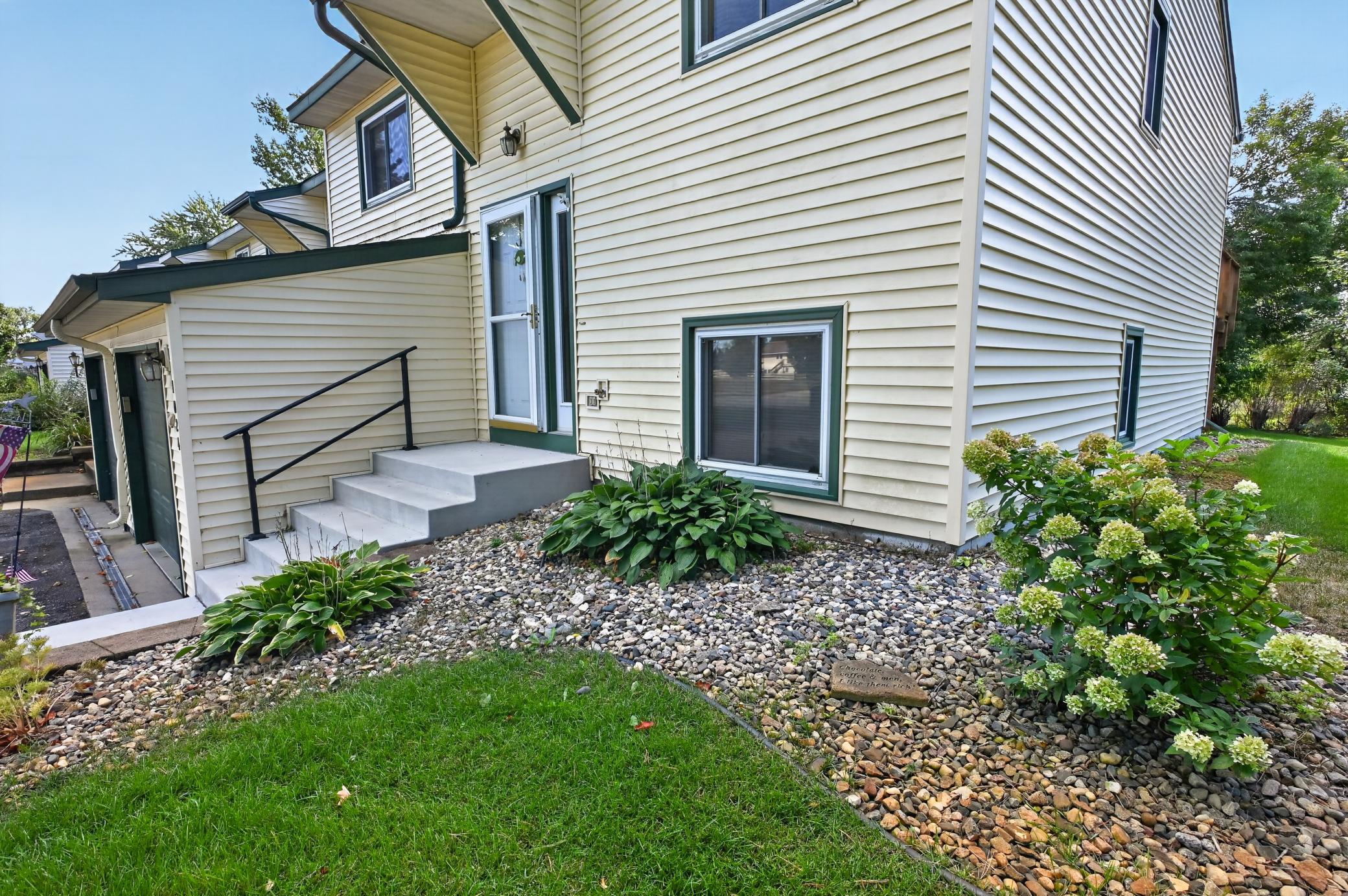 1982 townhouse for sale at 1024 Bridgeport Lane NW in Alexandria, MN — 2 bed, 2 bath (photo 5 of 42)