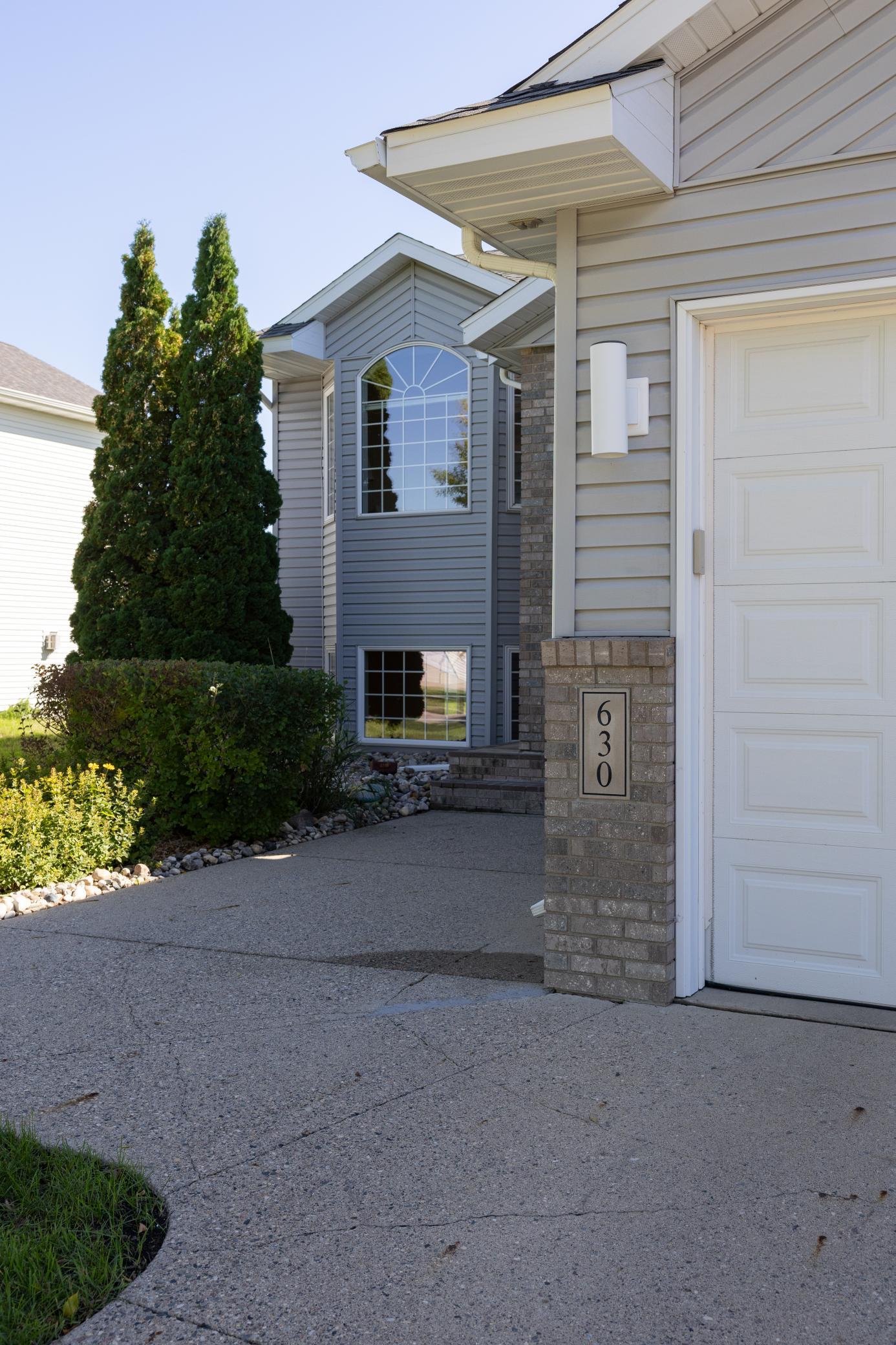 2000 single family home for sale at 630 Wyndemere Drive in West Fargo, ND — 4 bed, 3 bath (photo 2 of 55)