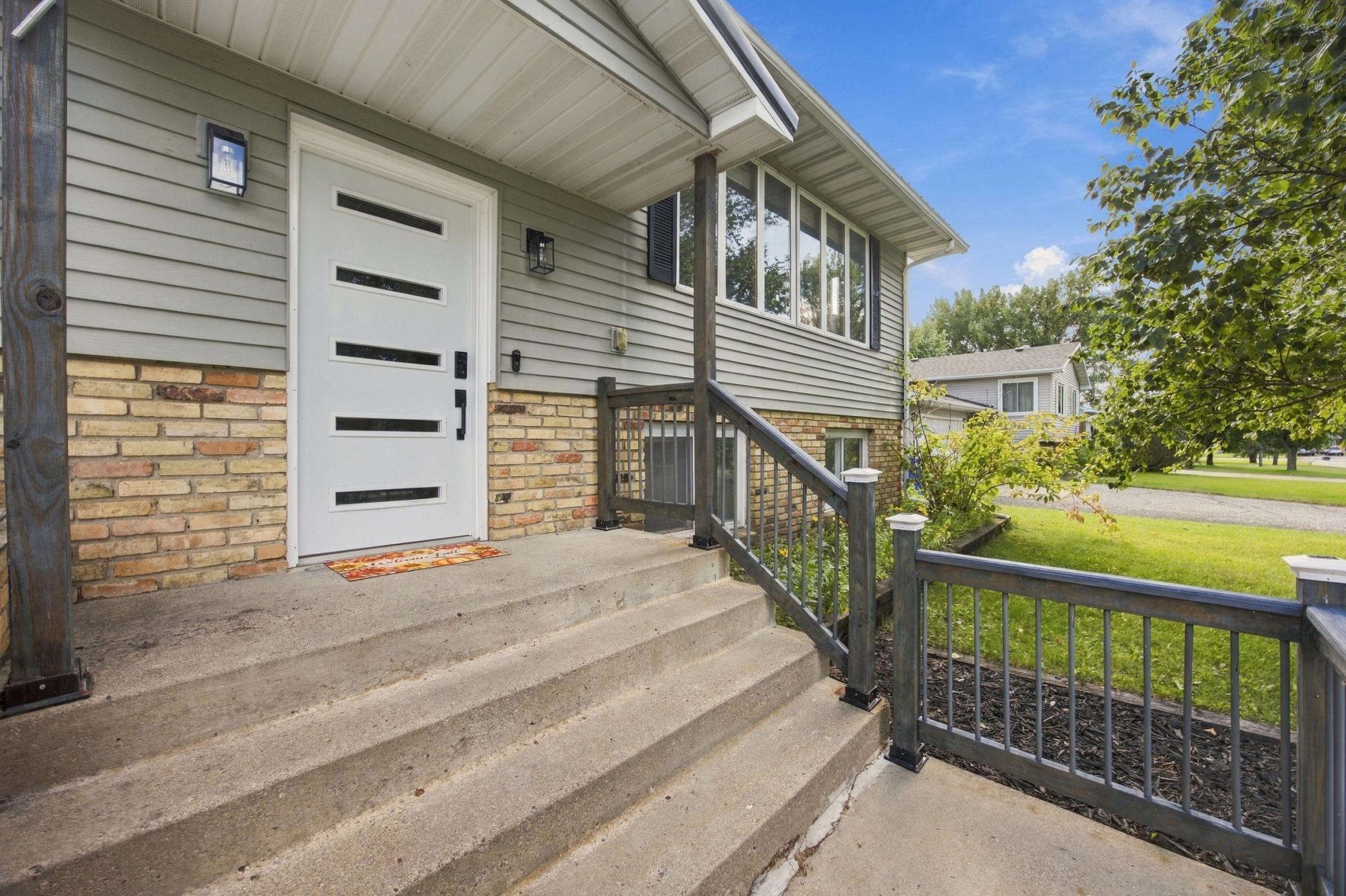 1977 single family home for sale at 1317 Loring Avenue in Detroit Lakes, MN — 4 bed, 3 bath (photo 3 of 35)