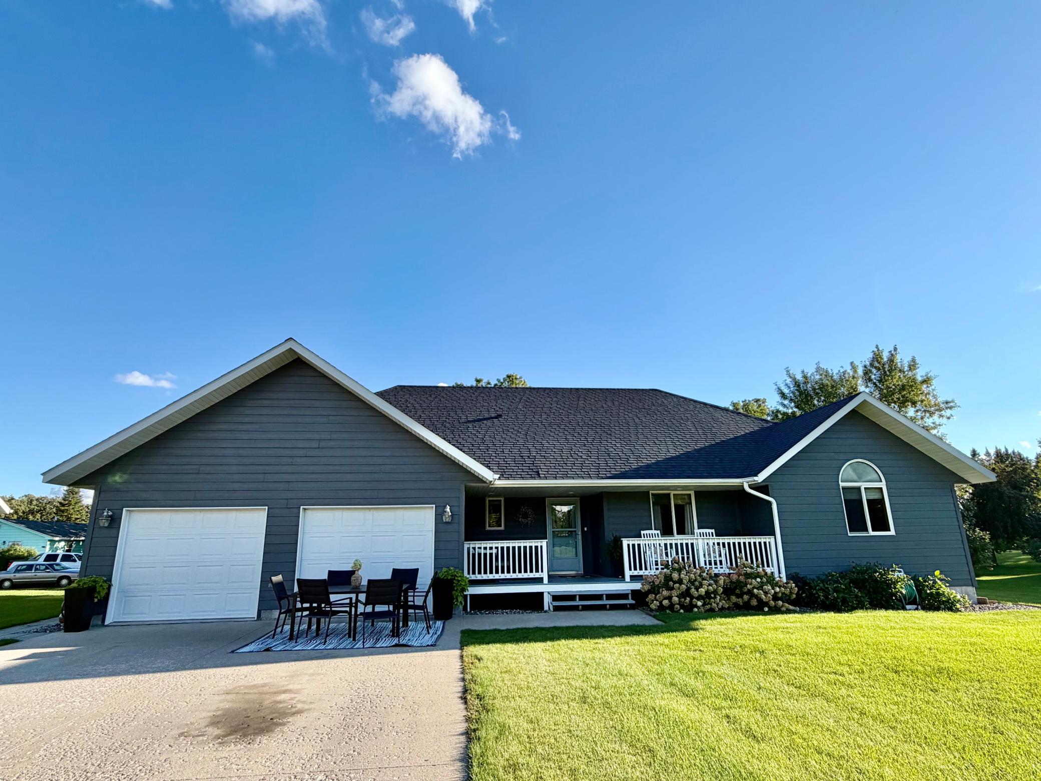 2004 single family home for sale at 1012 6th Street SE in Roseau, MN — 3 bed, 2 bath (photo 2 of 29)