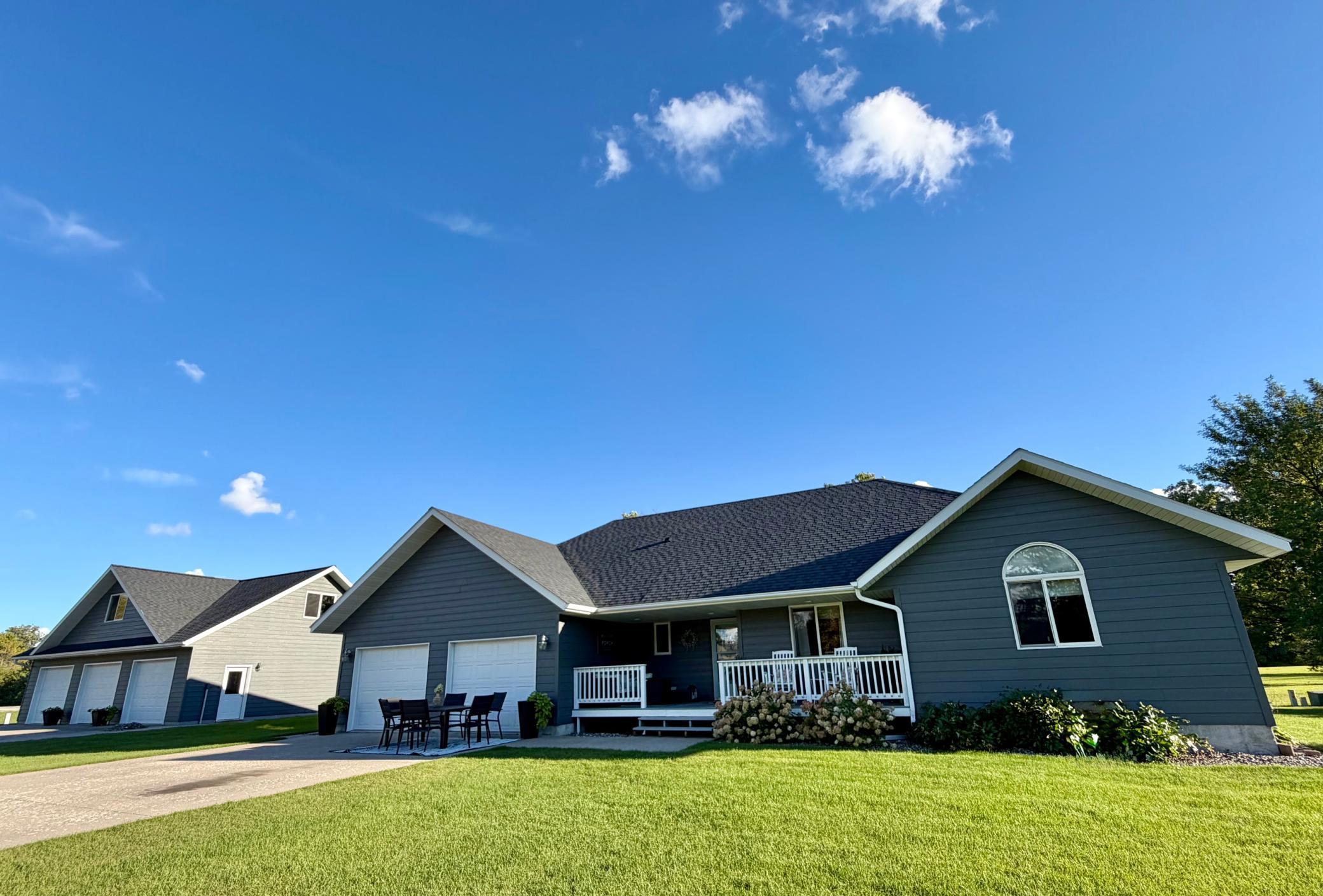 2004 single family home for sale at 1012 6th Street SE in Roseau, MN — 3 bed, 2 bath (photo 3 of 29)