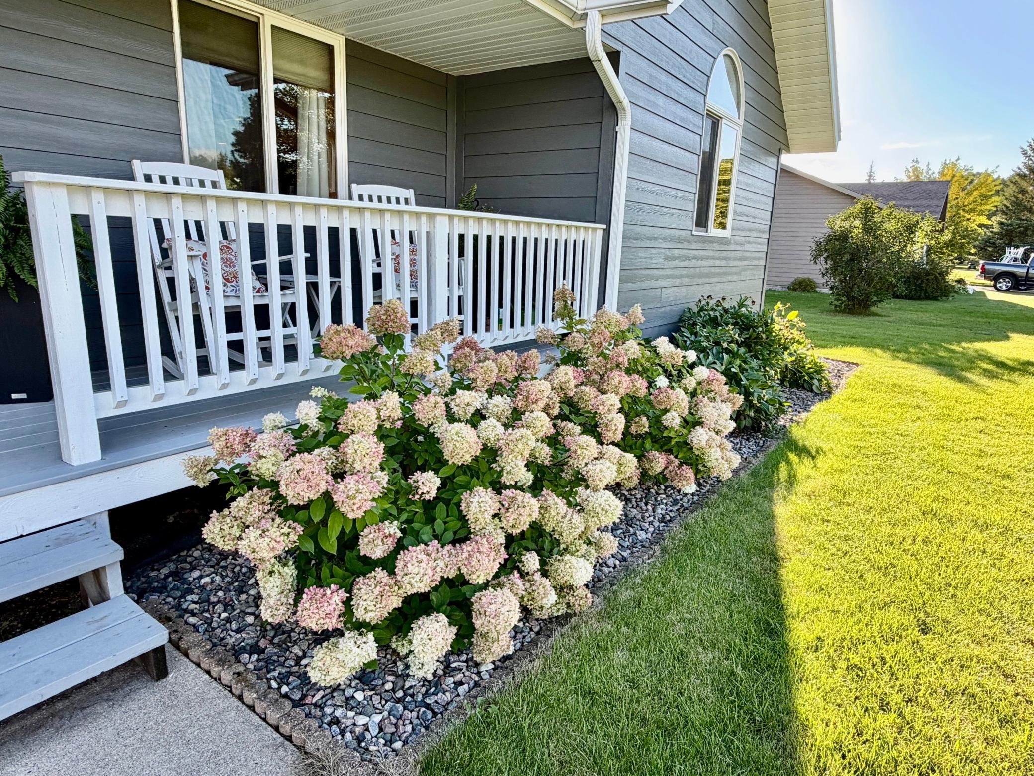 2004 single family home for sale at 1012 6th Street SE in Roseau, MN — 3 bed, 2 bath (photo 4 of 29)