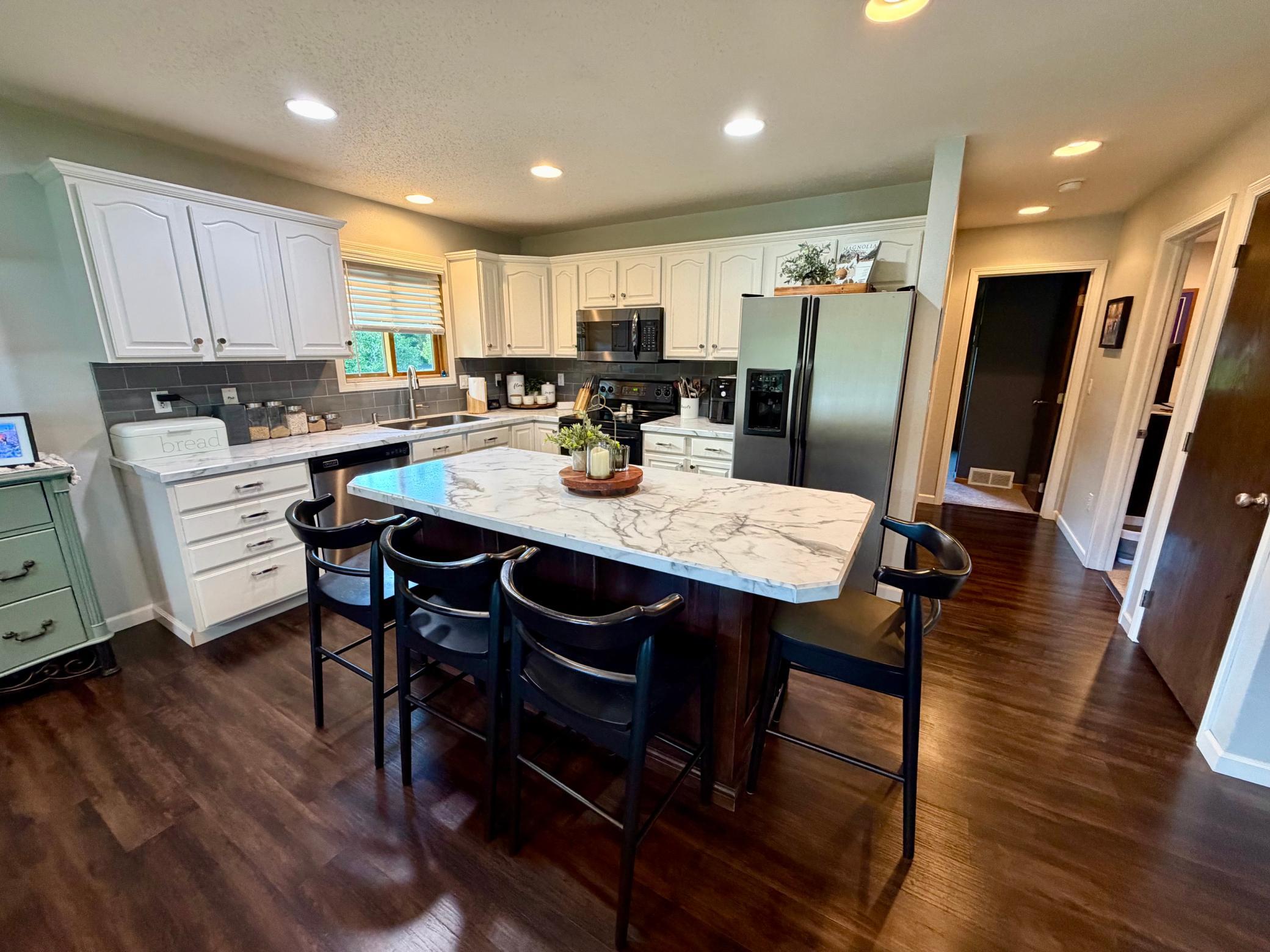 2004 single family home for sale at 1012 6th Street SE in Roseau, MN — 3 bed, 2 bath (photo 7 of 29)