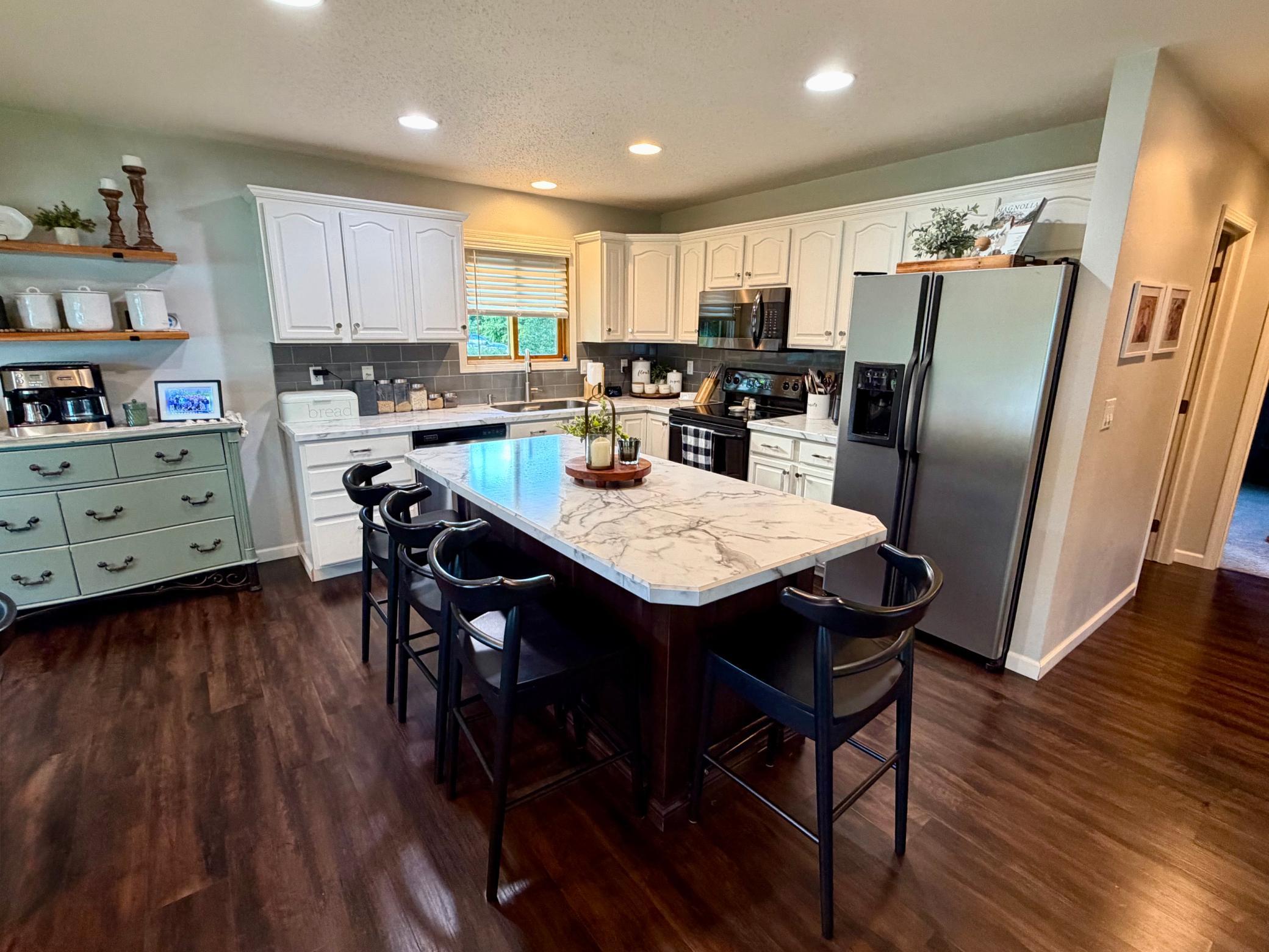 2004 single family home for sale at 1012 6th Street SE in Roseau, MN — 3 bed, 2 bath (photo 8 of 29)