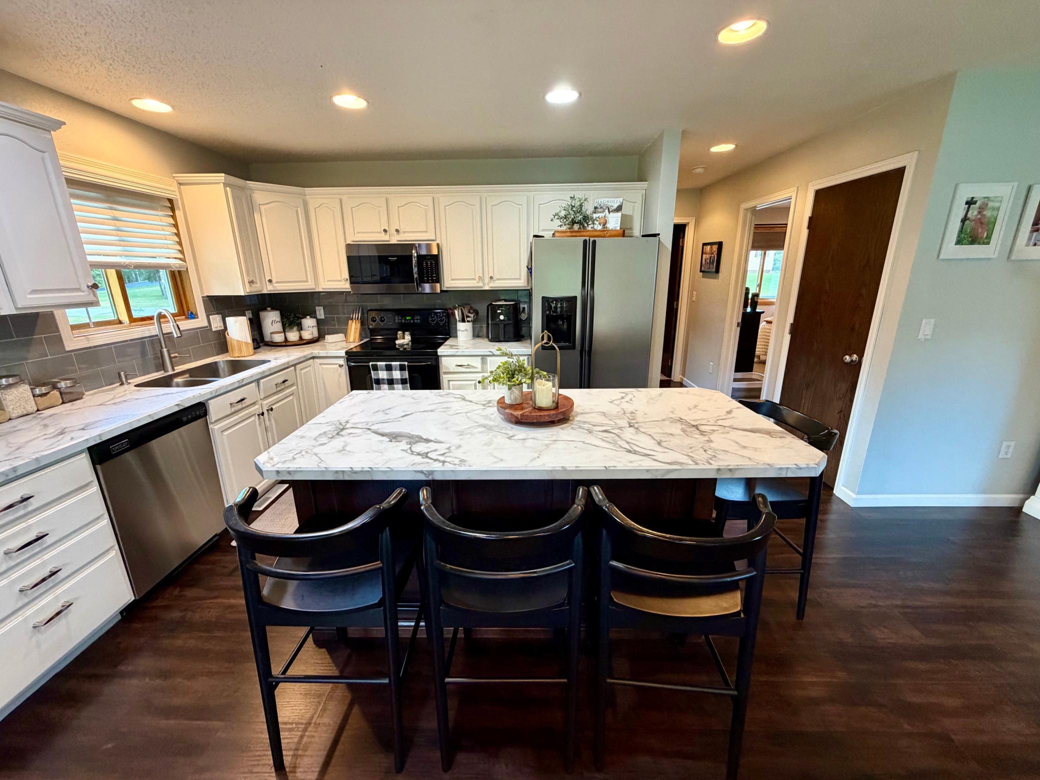 2004 single family home for sale at 1012 6th Street SE in Roseau, MN — 3 bed, 2 bath (photo 9 of 29)