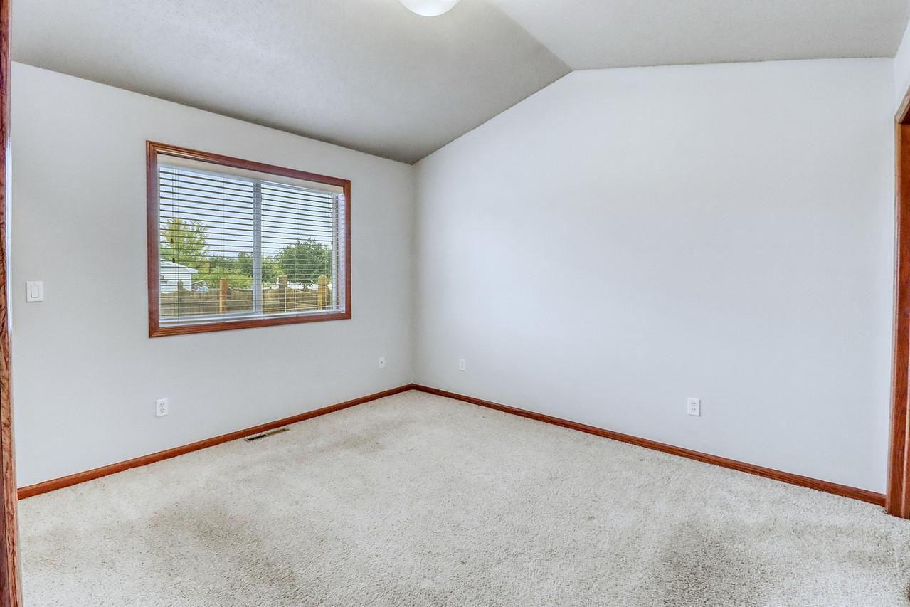 2006 twin home for sale at 1107 37th Ave S in Moorhead, MN — 4 bed, 3 bath (photo 19 of 44)