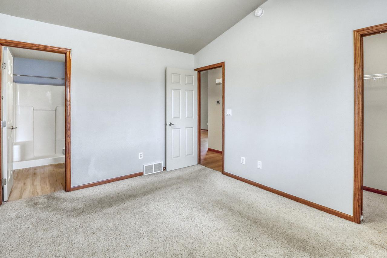 2006 twin home for sale at 1107 37th Ave S in Moorhead, MN — 4 bed, 3 bath (photo 20 of 44)