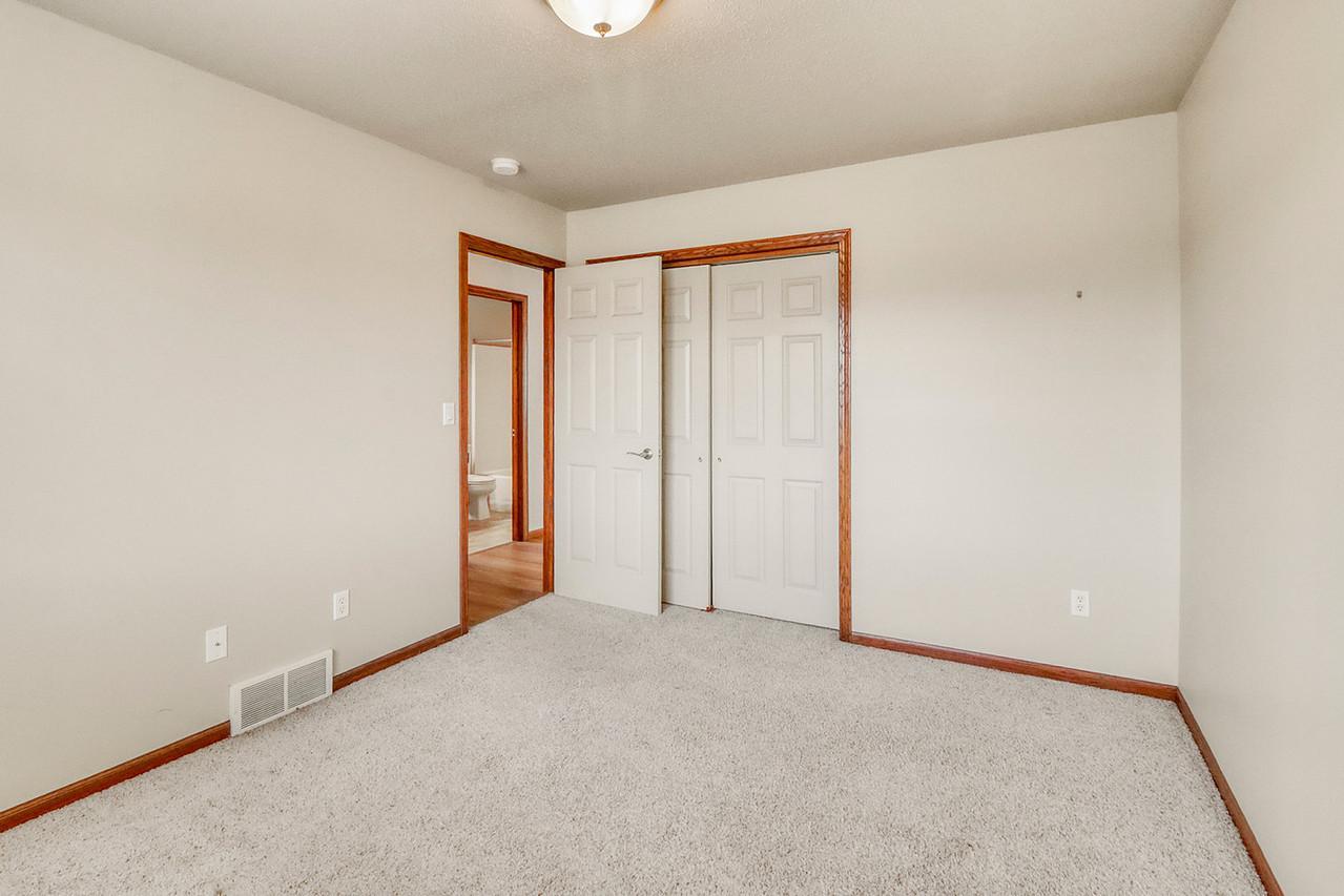 2006 twin home for sale at 1107 37th Ave S in Moorhead, MN — 4 bed, 3 bath (photo 23 of 44)