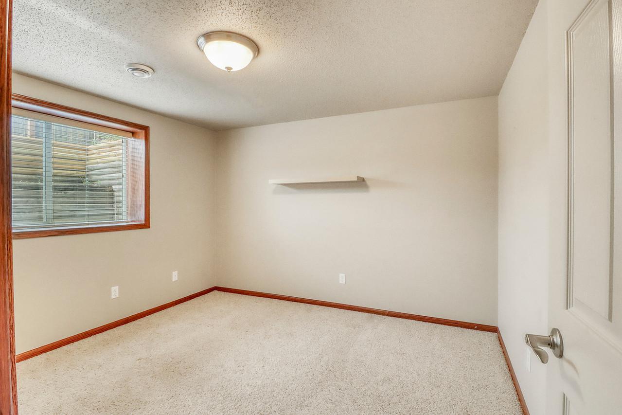 2006 twin home for sale at 1107 37th Ave S in Moorhead, MN — 4 bed, 3 bath (photo 32 of 44)