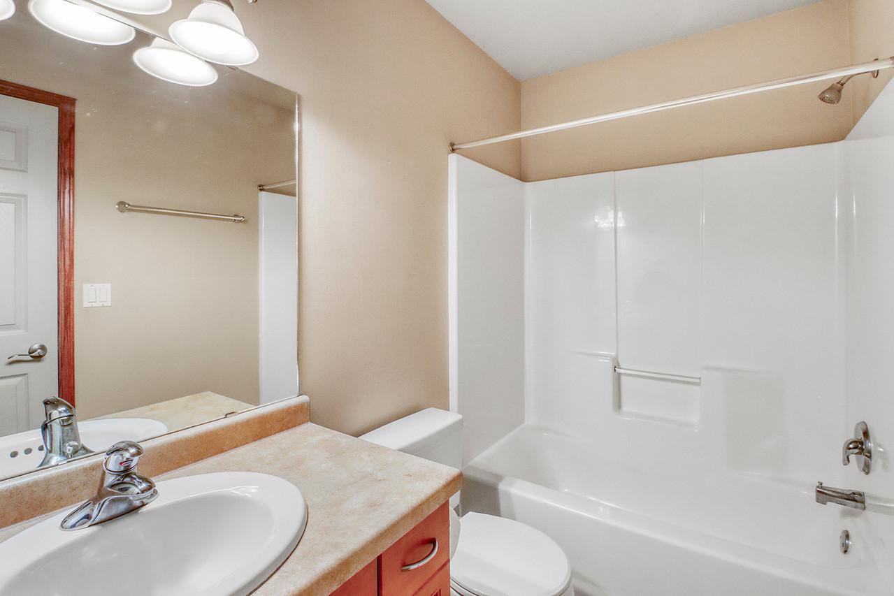 2006 twin home for sale at 1107 37th Ave S in Moorhead, MN — 4 bed, 3 bath (photo 35 of 44)