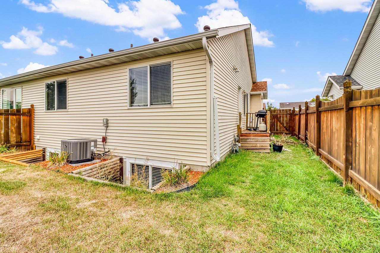 2006 twin home for sale at 1107 37th Ave S in Moorhead, MN — 4 bed, 3 bath (photo 38 of 44)