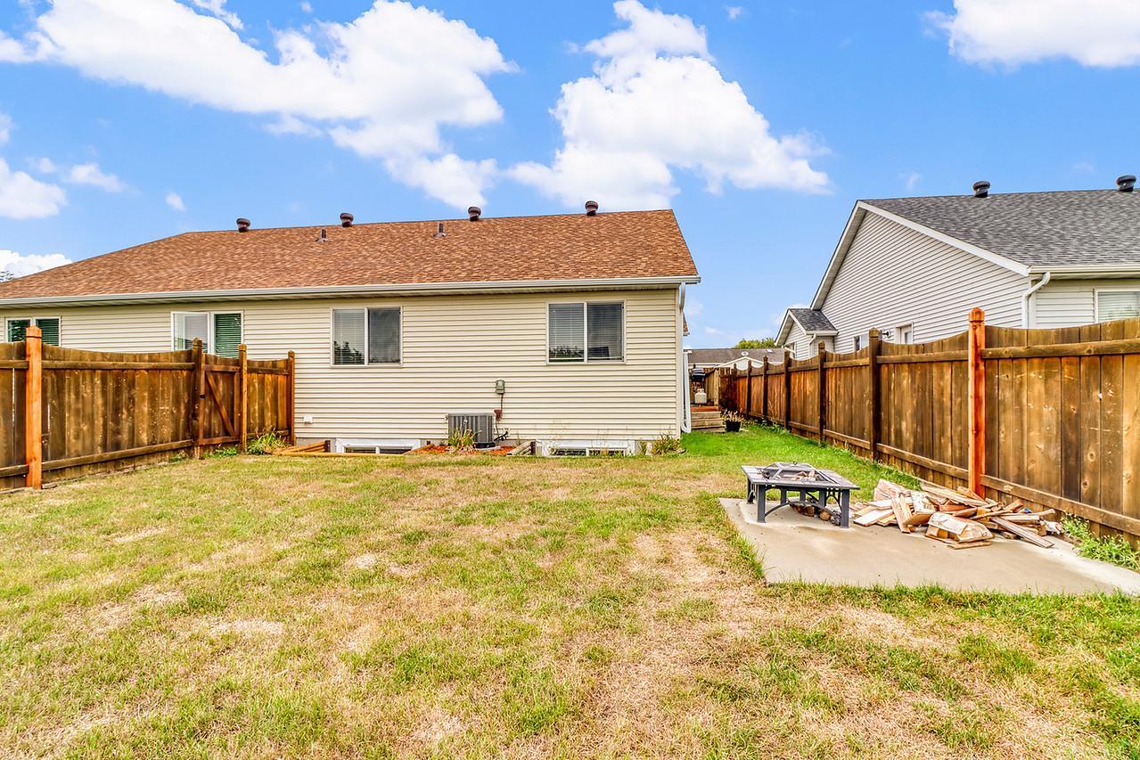 2006 twin home for sale at 1107 37th Ave S in Moorhead, MN — 4 bed, 3 bath (photo 42 of 44)