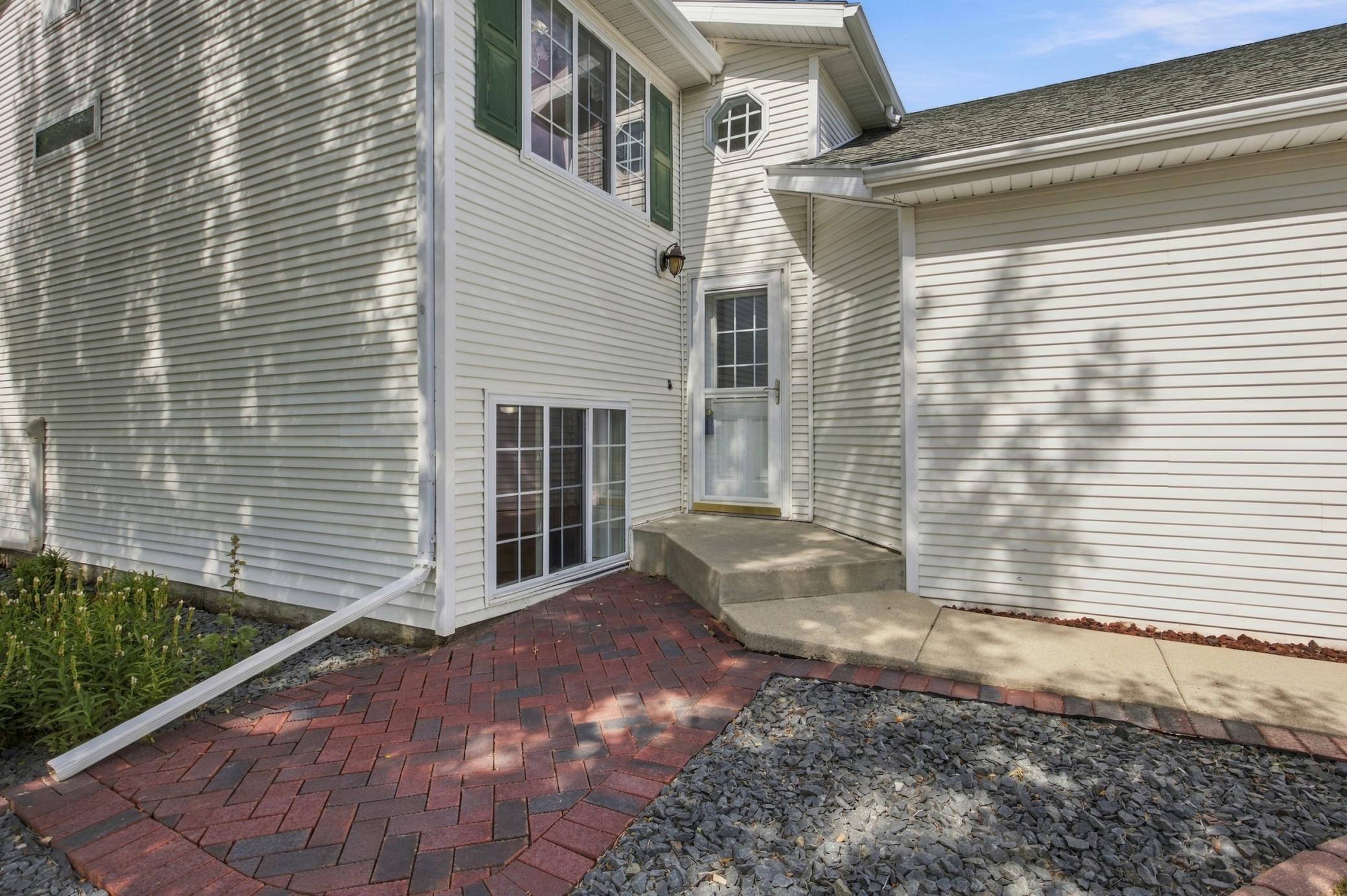 1998 townhouse for sale at 3539 31st Street S in Fargo, ND — 3 bed, 2 bath (photo 2 of 37)
